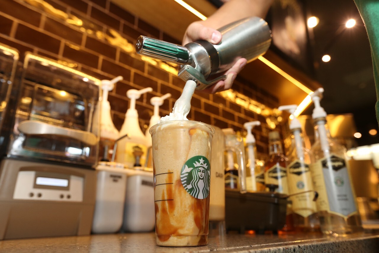 Starbucks gaat AI inzetten, met koffie met slagroom blijft ook mensenwerk. Starbucks gaat AI inzetten, met koffie met slagroom blijft ook mensenwerk. Foto: Shutterstock.
