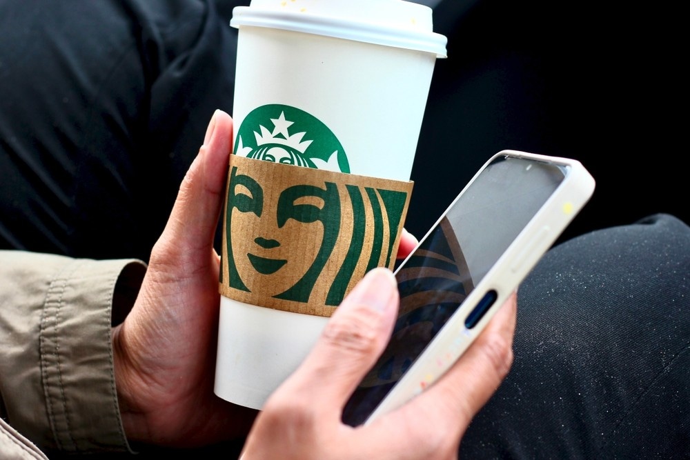 Koffie en AI: Starbucks ziet het als de ideale combinatie. Koffie en AI. Of: AI en koffie. Starbucks ziet hun AI-agent als een ‘technologische revolutie in klantbeleving’. Foto: Shutterstock