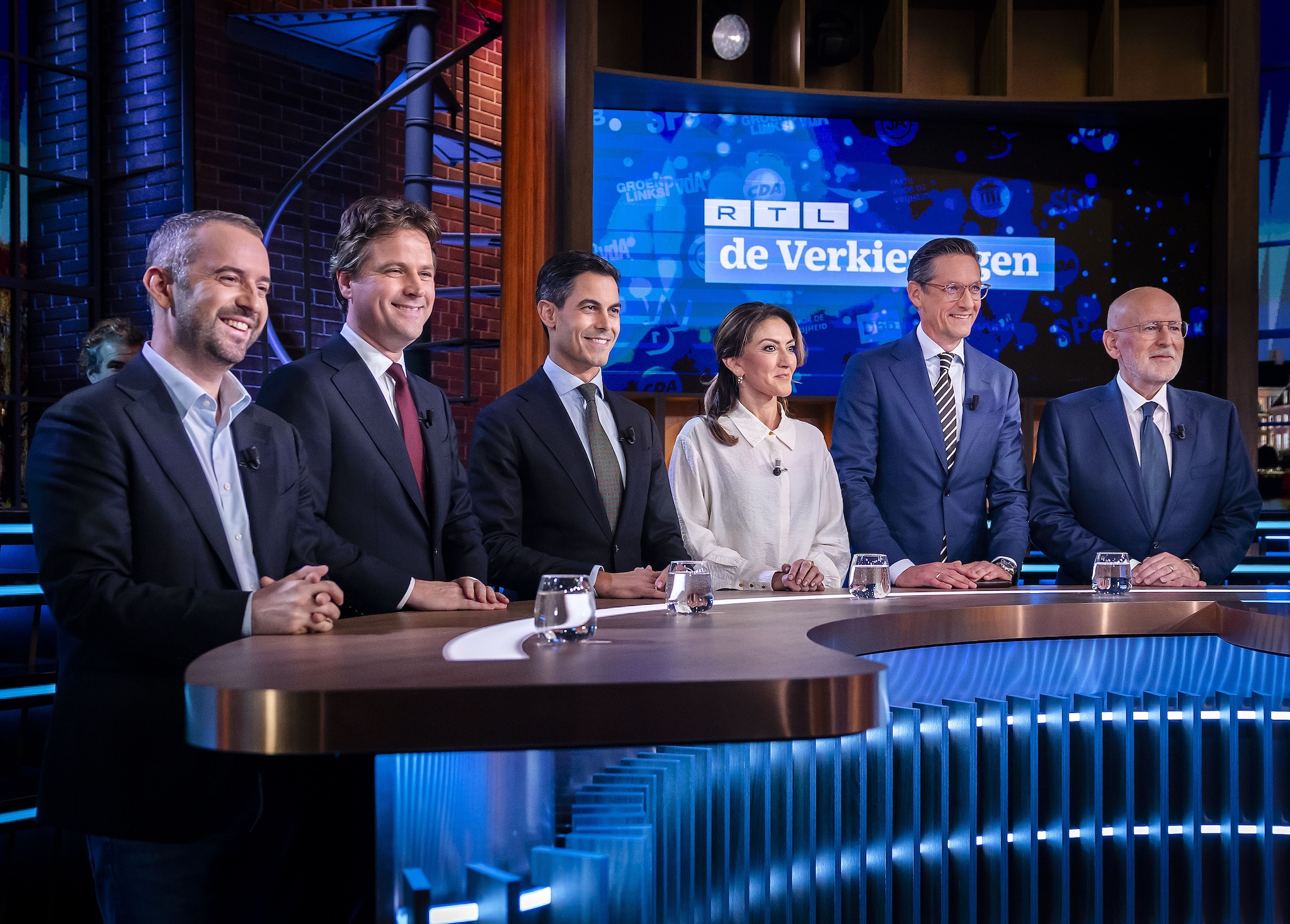 2025-10-19 21:26:05 HILVERSUM - (VLNR) Jimmy Dijk (SP), Henri Bontenbal (CDA), Rob Jetten (D66), Dilan Yesilgoz (VVD), Joost Eerdmans (JA21) en Frans Timmermans (GroenLinks-PvdA) voorafgaand aan het tweede RTL-verkiezingsdebat in de studio van RTL Tonight. PVV-leider Geert Wilders was uitgenodigd, maar zei af. Dijk kwam in zijn plaats. ANP REMKO DE WAAL ANP