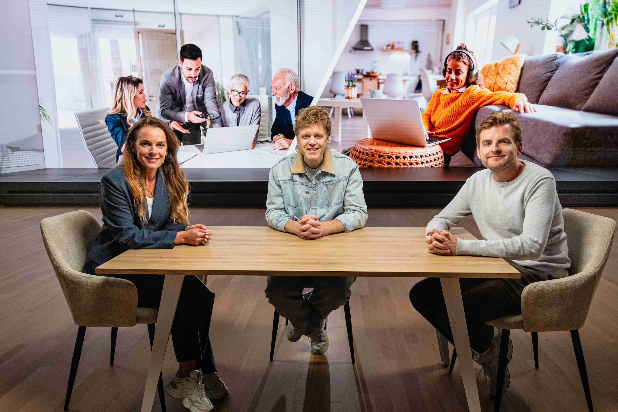 Marjolein Bongers (House of Social Media), presentator Lex Uiting en Rick van der Westen (Transformation Lead bij Randstad) buigen zich over de vraag of verschillende generaties elkaar nog wel (kunnen) begrijpen. Foto: Hessel Versteeg Hessel Versteeg