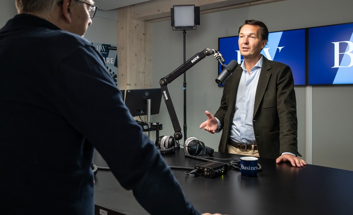 Paul van Riessen als presentator van het BusinessWise-radioprogramma At the Top. Dingena Mol