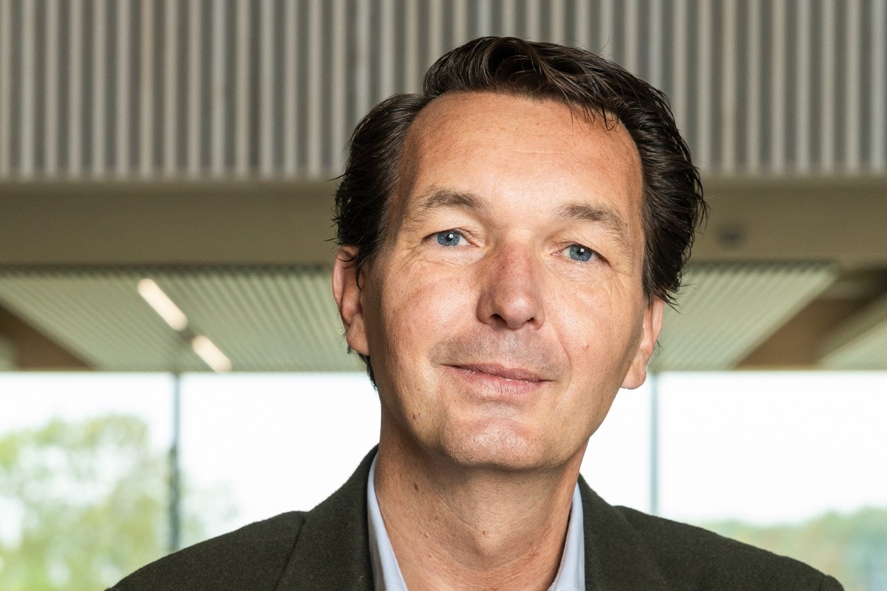 Paul van Riessen is voormalig hoofdredacteur van Quote. Freelance is hij actief voor BusinessWise als expertblogger en presentator van het radioprogramma At the top. Paul van Riessen: ‘Wie op de weg naar voren vooral risico’s waarneemt, beren spot, is een stuk minder geneigd vol vaart te maken’. Foto: Inge Mol.