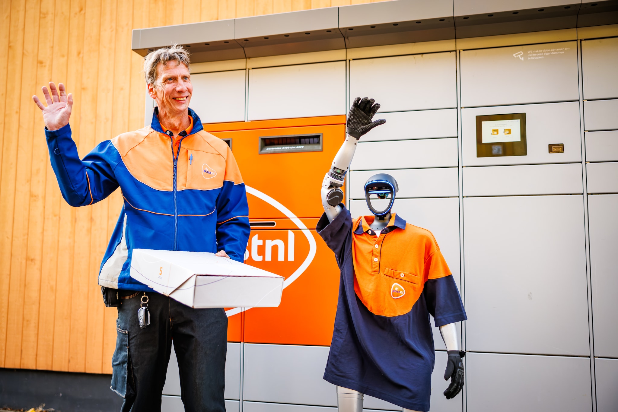 Een zogenaamde humanoïde robot helpt bij het vullen van een pakketautomaat. Foto: PostNL Een zogenaamde humanoïde robot helpt bij het vullen van een pakketautomaat. Foto: PostNL