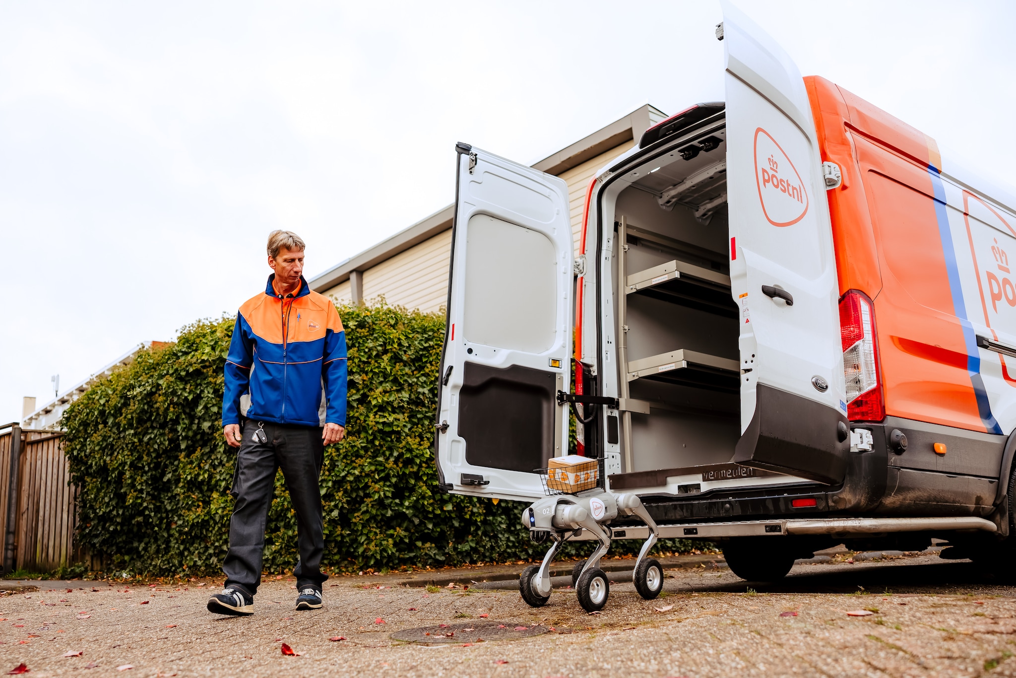 Een robothond helpt bij de bezorging van PostNL-paketten. Foto: PostNL Een robothond helpt bij de bezorging van PostNL-paketten. Foto: PostNL