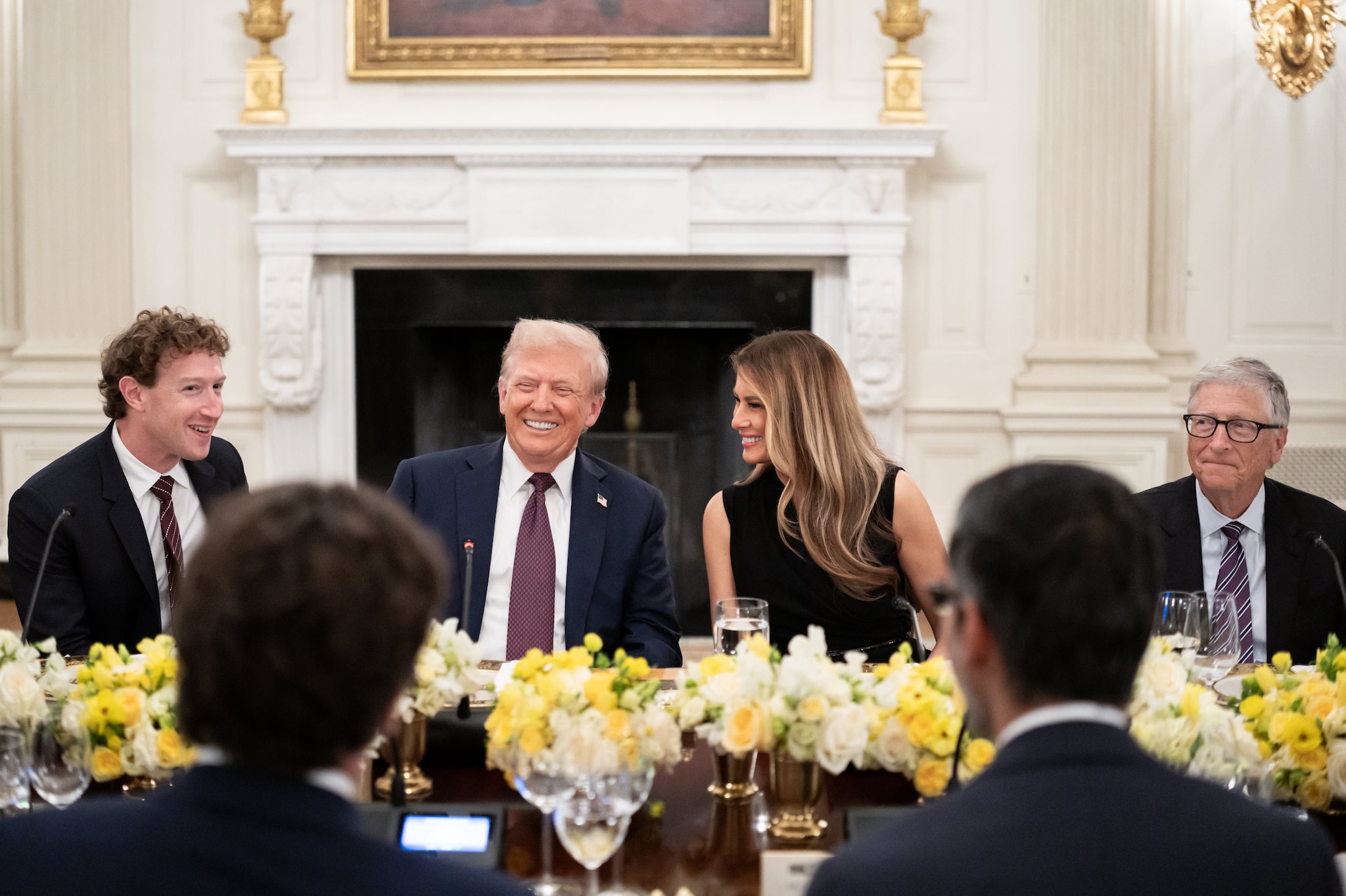 President Donald Trump and First Lady Melania Trump host business and technology leaders for a dinner in State Dining Room at the White House, Thursday, September 4, 2025. Attendees were: Sergey Brin, Gerelyn Gilbert-Soto,  Sam AltmanAnna Brockman Safra Catz Gal Tirosh Jason Chang Meredith OÕRourke Nathalie DompŽ Tony Fabrizio Dylan Field John Hering Jared Isaacman Sunny Madra Satya Nadella Chamath Palihapitiya Sundar Pichai Mark Pincus Vivek RanadivŽ David Sacks Shyam Sankar Jamie Siminoff Lisa Su Alexandr Wang Sanjay Mehrotra Tim Cook David Limp Mark Zuckerberg Bill Gates (POLARIS) ! only BELGIUM ! *** local caption *** 08112960 Ook zij waren er, Mark Zuckerberg en Bill Gates, aan de dis bij de familie Trump. En met hen tal van business- en techleaders uit de VS. Foto: Photo News