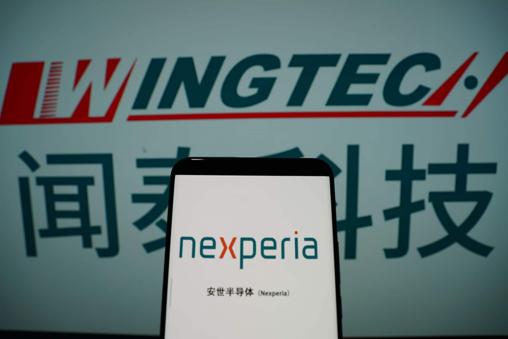 Nexperia, met op de achtergrond Wingtechs logo. Foto: CFOTO/Sipa USA/ANP ANP / SIPA USA
