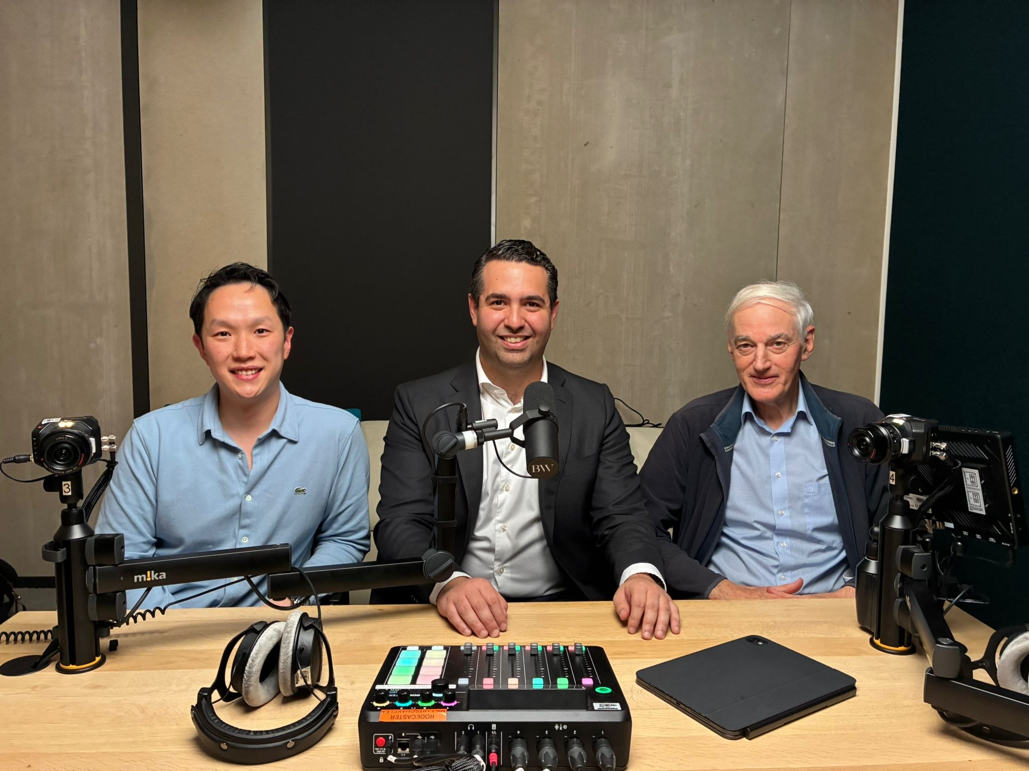 V.l.n.r. China-expert John Lin, presentator Olivier de Neve, hoogleraar ondernemingsrecht Harm-Jan de Kluiver V.l.n.r. China-techexpert John Lin, presentator Olivier de Neve en hoogleraar ondernemingsrecht Harm-Jan de Kluiver.
