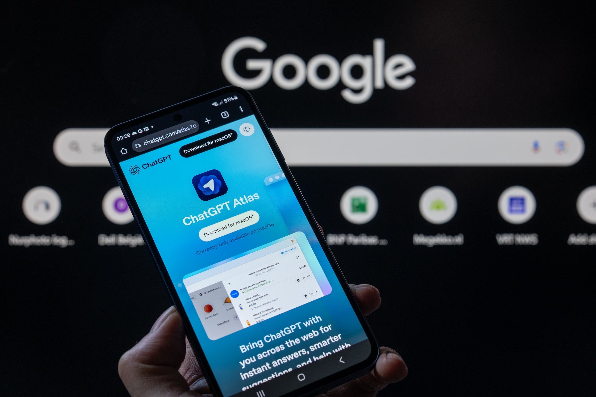 ChatGPT Atlas en op de achtergrond de zoekbalk van Google. NurPhoto via Getty Images