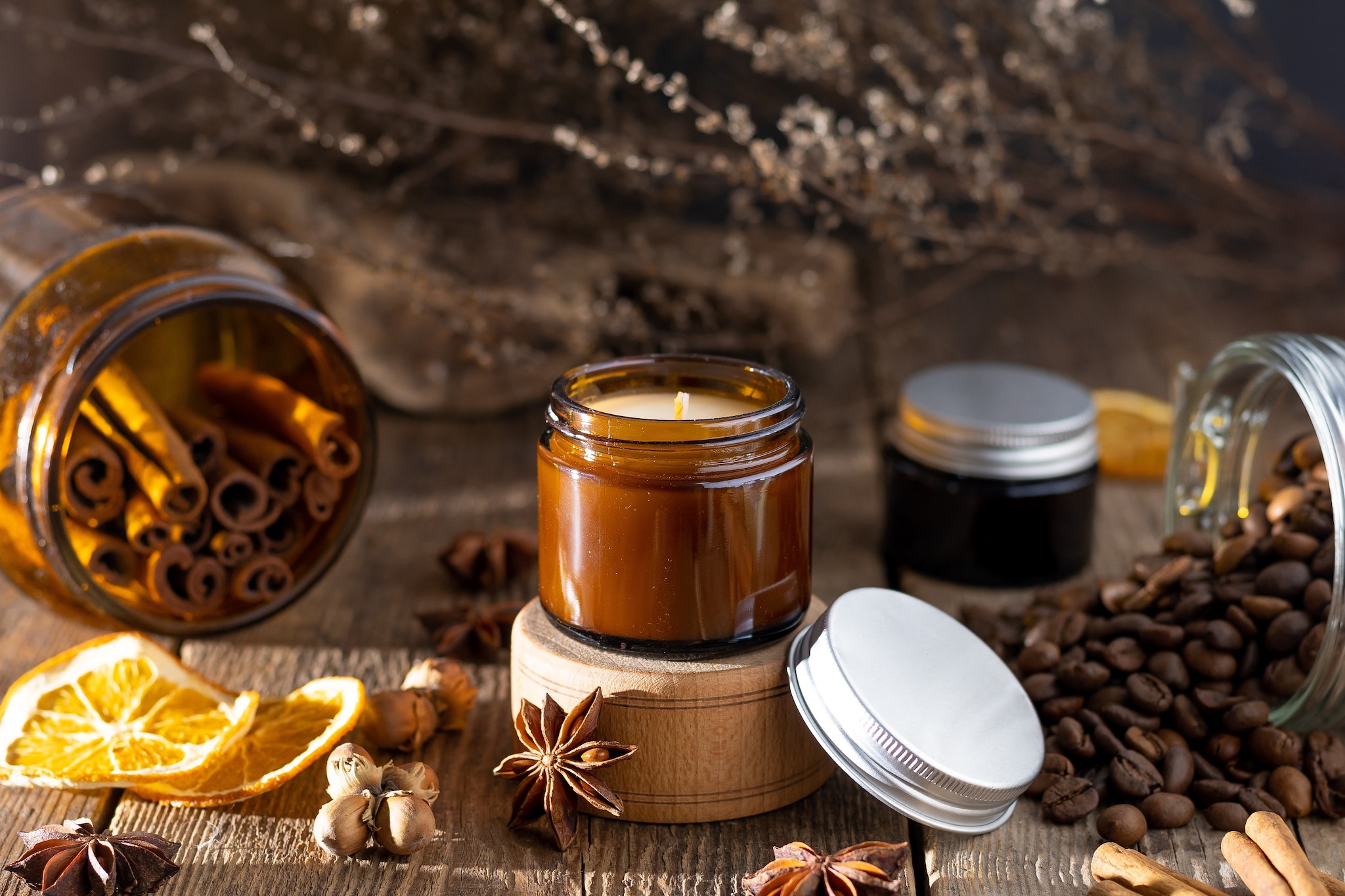 Geurkaarsen ruikend naar kaneel, steranijs en koffie. Foto: Shutterstock. ShutterstockGeurkaarsen ruikend naar kaneel, steranijs en koffie. Foto: Shutterstock.