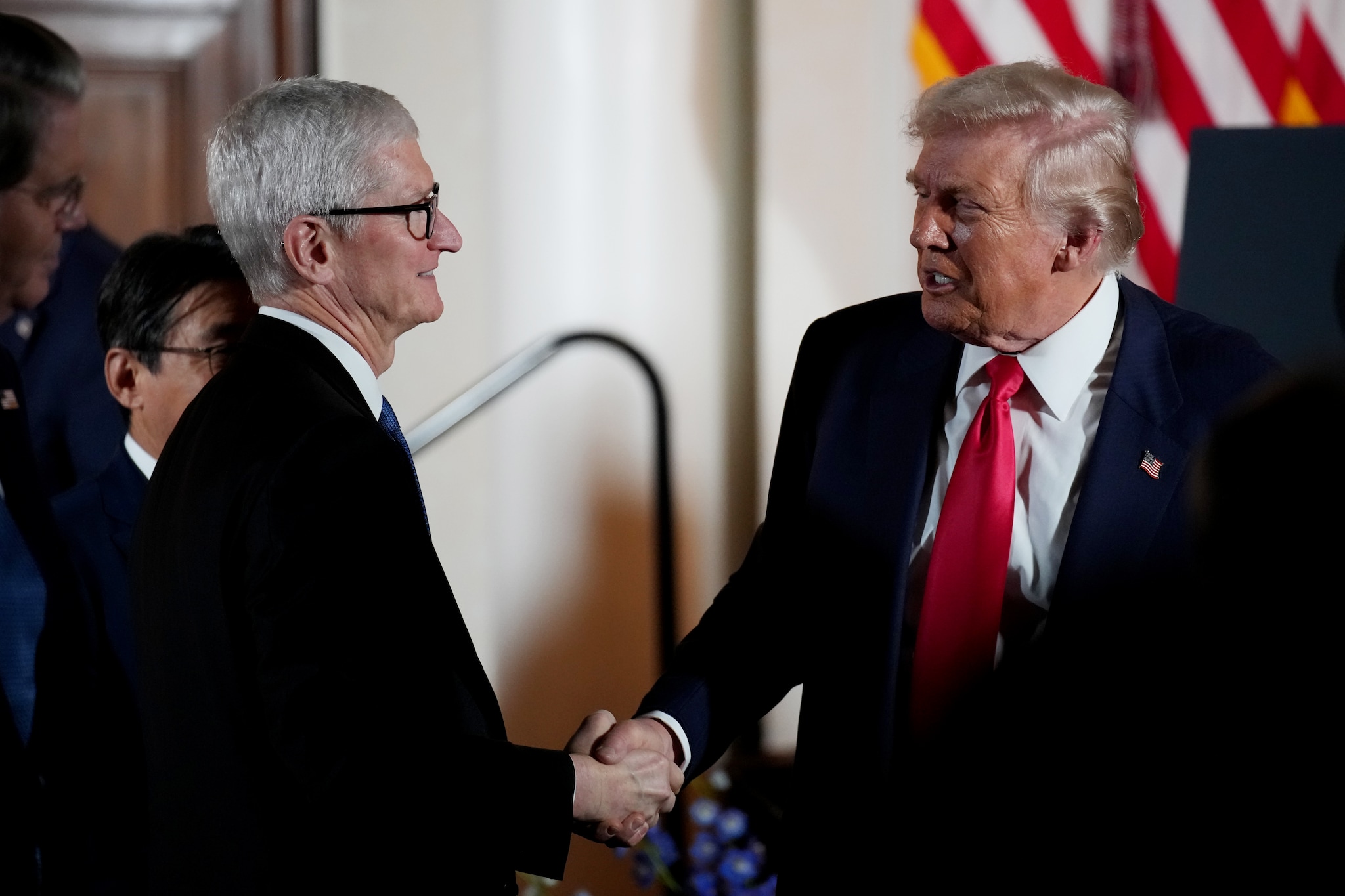 TOKYO, JAPAN - OCTOBER 28: U.S. President Donald Trump shakes hands with Apple CEO Tim Cook during a meeting with business leaders at the U.S. Ambassador's Residence on October 28, 2025 in Tokyo, Japan. Trump is visiting Japan, fresh off an appearance at the ASEAN summit in Malaysia, and will next travel to South Korea for the APEC meetings. (Photo by Andrew Harnik/Getty Images) Tim Cook schudt de hand van Donald Trump, tijdens een meeting in oktober jl. in Tokyo. Foto: Getty Images