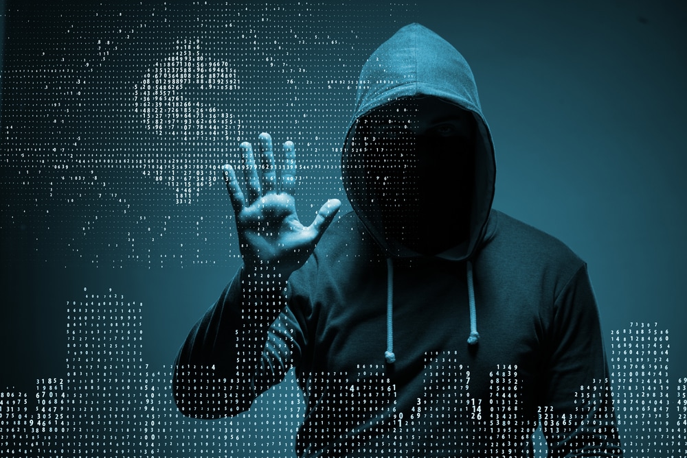 Hacker stealing dollars from bank Cyberaanvallen. Het worden er alleen maar meer met alle gevaren én gevolgen vandien. Afbeelding: Shutterstock.
