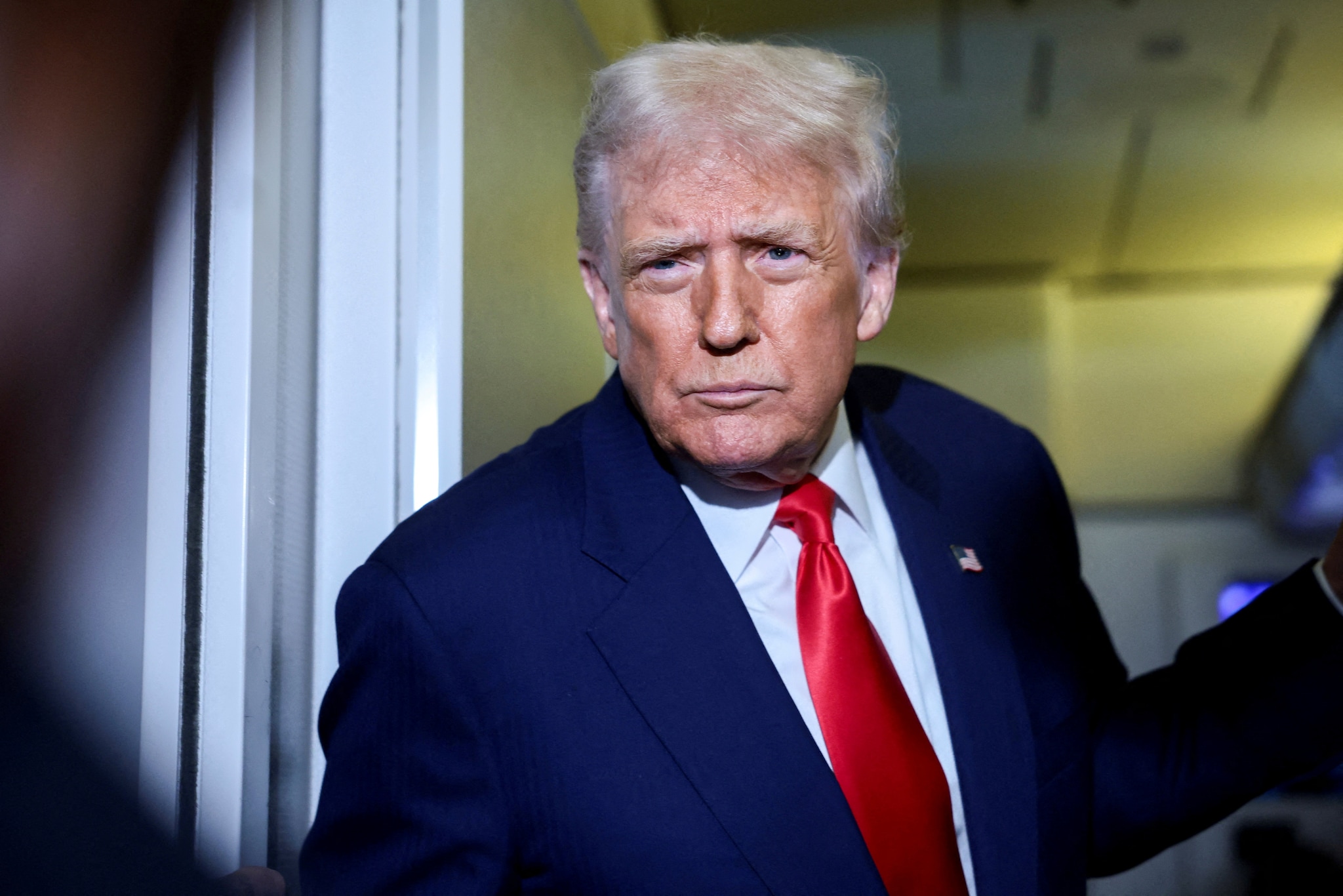 FILE PHOTO: U.S. President Donald Trump speaks to members of the media on board Air Force One en route to the U.S., October 30, 2025. REUTERS/Evelyn Hockstein/File Photo Donald Trump wilde een Grand Ballroom à la Versailles. In het Witte Huis. De aanbouw is in wording. Mede mogelijk gemaakt door sponsors uit de techsector. Foto: Reuters.