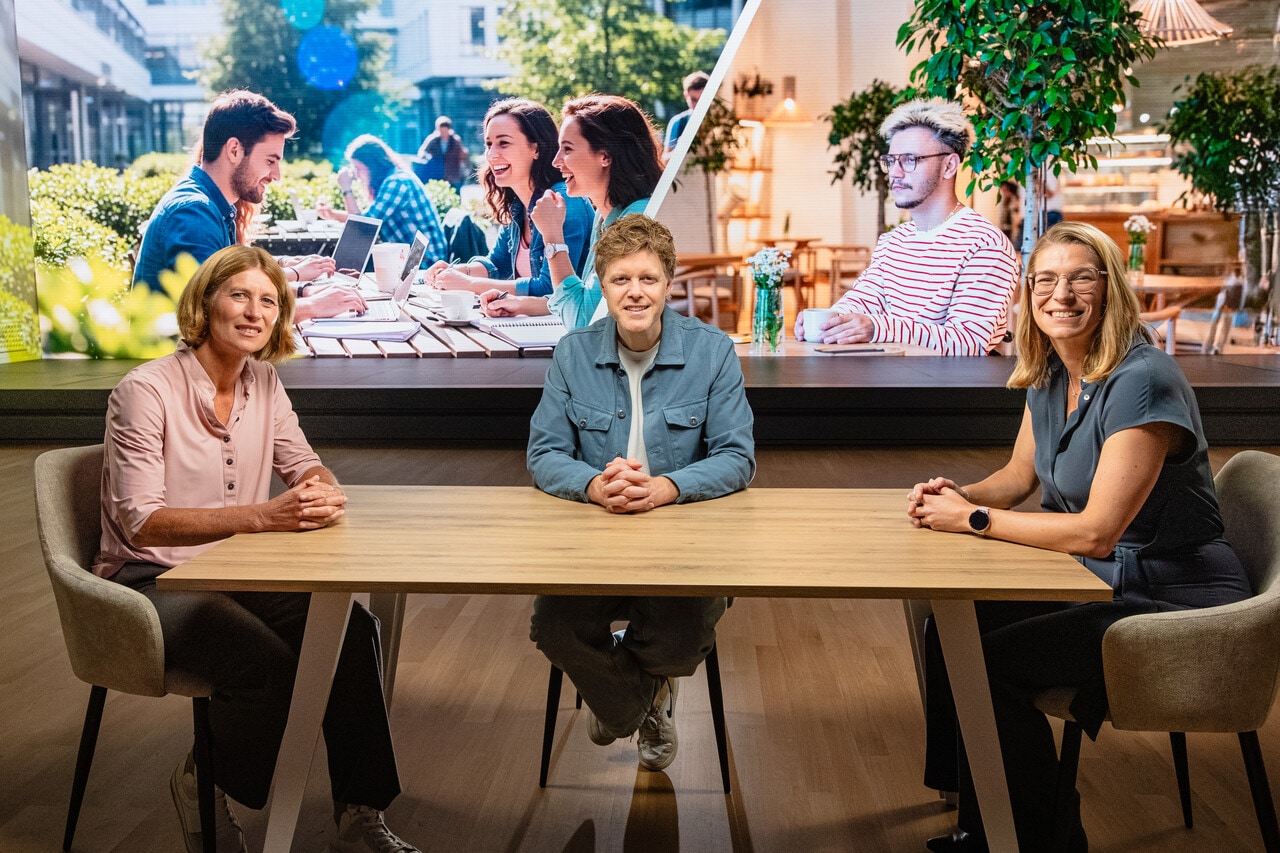V.l.n.r. Petronella Pietersma (de Zelforganisatie Fabriek), presentator Lex Luiting en Lieke van der Veen-Danenberg (Elfin). Foto: Hessel Versteeg V.l.n.r. Petronella Pietersma (de Zelforganisatie Fabriek), presentator Lex Luiting en Lieke van der Veen-Danenberg (Elfin). Foto: Hessel Versteeg