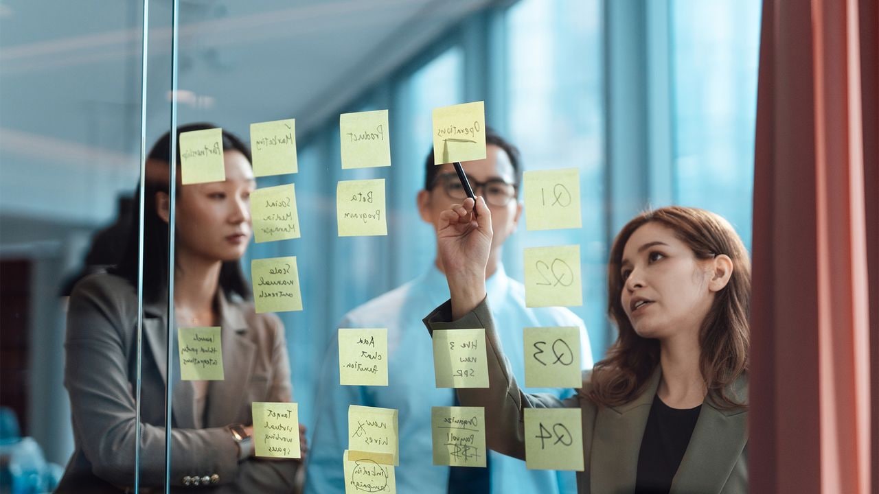 Werknemers zijn bezig met de digitale transformatie Digitale transformatie begint vaak toch nog ook gewoon met... geeltjes. Foto: Getty Images.