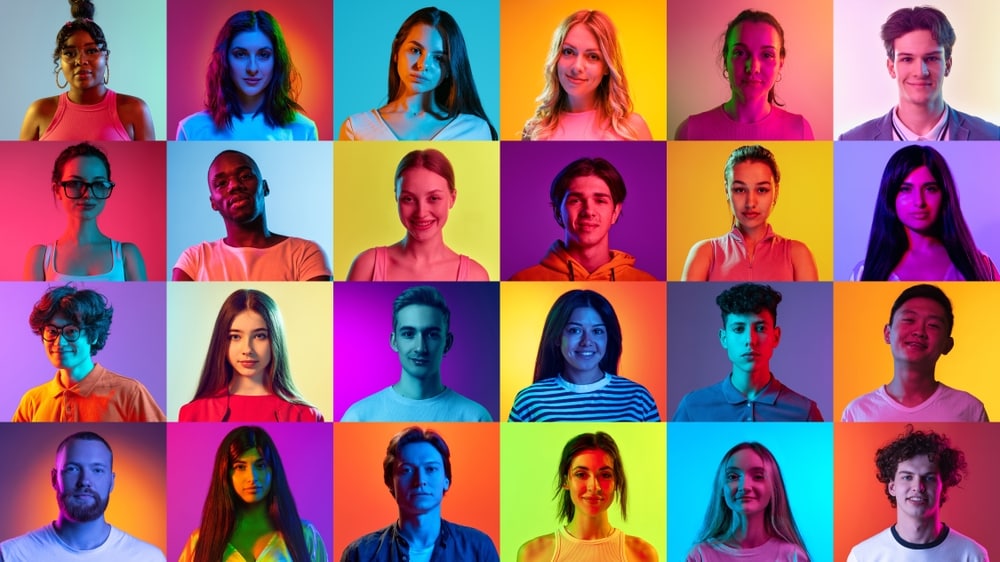Collage. Portraits of young people of diverse age, gender and race looking at camera against multicolored background in neon light. Concept of human emotions, youth, lifestyle, facial expression. Ad Een willekeurige groep jongeren. Afbeelding: Shutterstock