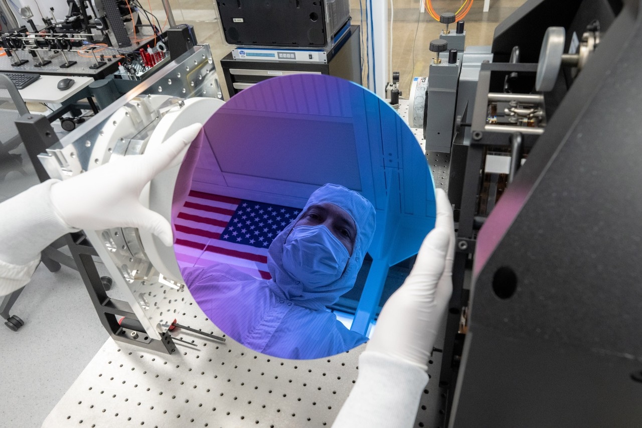 Technici houden een siliciumwafer vast met daarop de afbeelding van een Amerikaanse vlag in de cleanroom van Substrate in San Francisco.

Substrate probeert de concurrentie aan te gaan met grootmachten zoals het ASML - met de investeringstak van de CIA achter zich. (Mike Kai Chen/The New York Times)
 Technici houden een siliciumwafer vast met daarop de afbeelding van een Amerikaanse vlag in de cleanroom van Substrate in San Francisco. Substrate probeert de concurrentie aan te gaan met grootmachten zoals het ASML - met de investeringstak van de CIA achter zich. Foto: Mike Kai Chen/The New York Times/ANP.