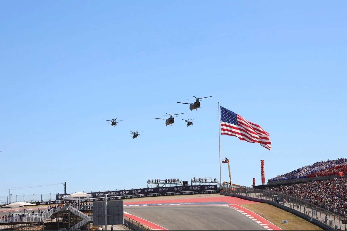 Nederlandse en Apaches en Chinooks over het circuit tijdens de USA Grand Prix. Foto: privé-archief Michael Kortekaas  Nederlandse en Apaches en Chinooks over het circuit tijdens de USA Grand Prix. Foto: privé-archief Michael Kortekaas