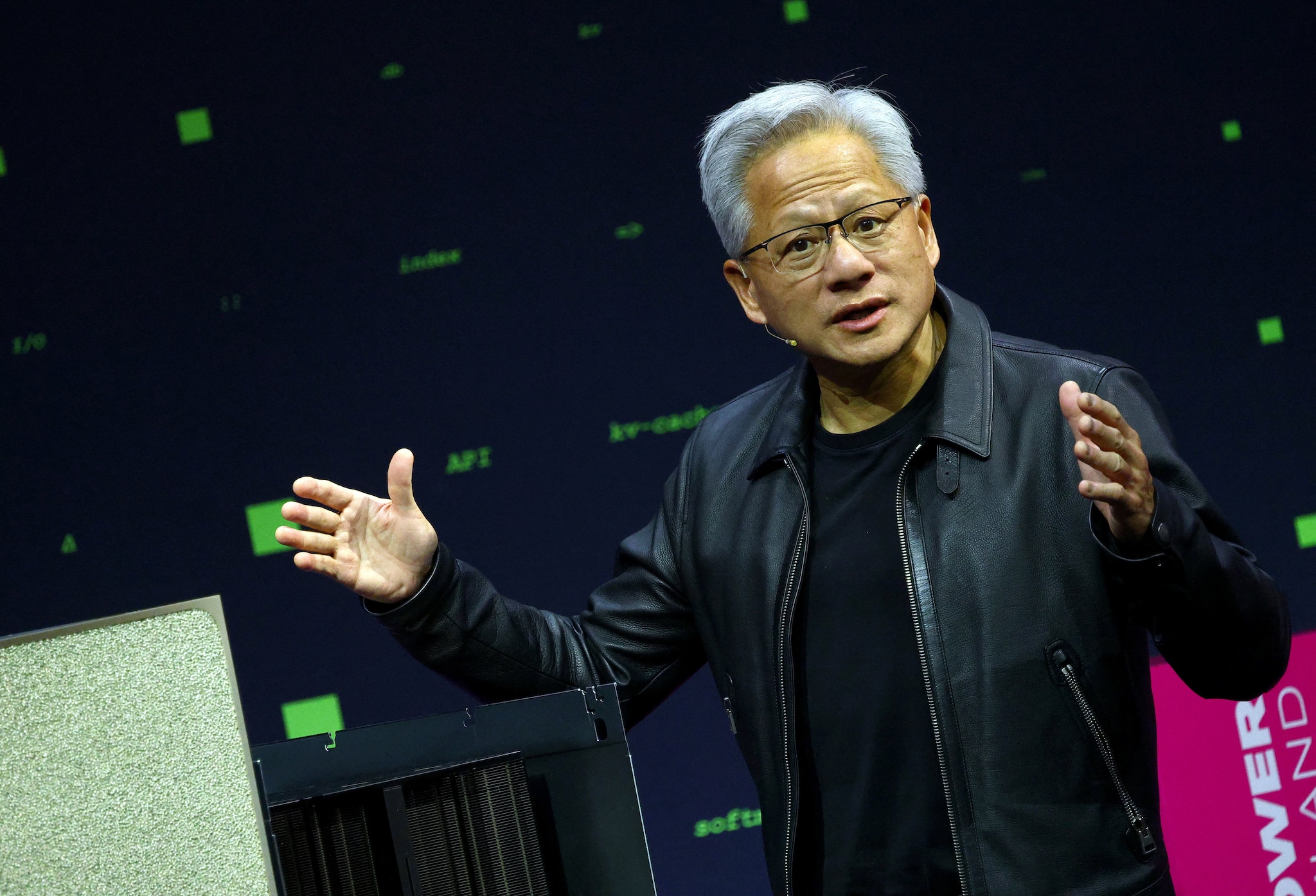 NVIDIA CEO Jensen Huang introduces an "Industrial AI Cloud" project during a press conference in Berlin, Germany, November 4, 2025.   REUTERS/Lisi Niesner NVIDIA-CEO Jensen Huang gaat nu ook de samenwerking aan met de Hyundai Group. Foto: Reuters.