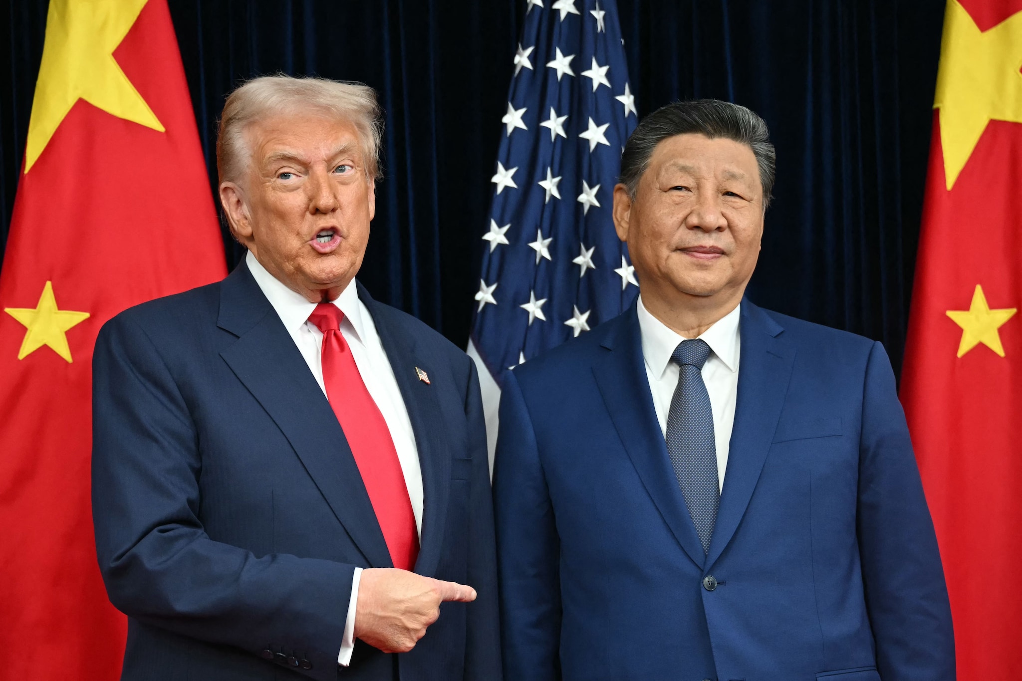 (FILES) US President Donald Trump (L) and China's President Xi Jinping greet each other as they arrive for talks at the Gimhae Air Base, located next to the Gimhae International Airport in Busan on October 30, 2025. China and the United States have recently agreed to lower the temperature in their spiralling trade war, bringing a precarious end to months of back-and-forth measures between the economic and technological powerhouses. The detente -- reached at last week's meeting between presidents Donald Trump and Xi Jinping in South Korea -- marks a new phase in a fierce standoff that has rumbled since 2018. (Photo by ANDREW CABALLERO-REYNOLDS / AFP) Donald Trump en Xi Jinping. Foto: AFP.