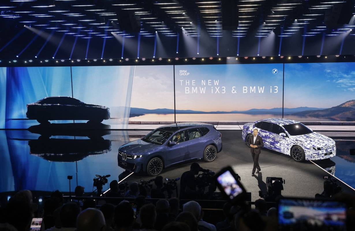 German car maker BMW CEO Oliver Zipse presents the new model BMW iX3 electric car and BMW i3 during the BMW Media & Stakeholder Days, on September 5, 2025 in Munich, southern Germany. The first model of BMW's new car generation will also be on display during the upcoming IAA Mobility fair running from September 9 to 14, 2025. BMW CEO Oliver Zipse presenteerde in september de nieuwe modellen iX3 electric en i3 in München. Foto: ANP