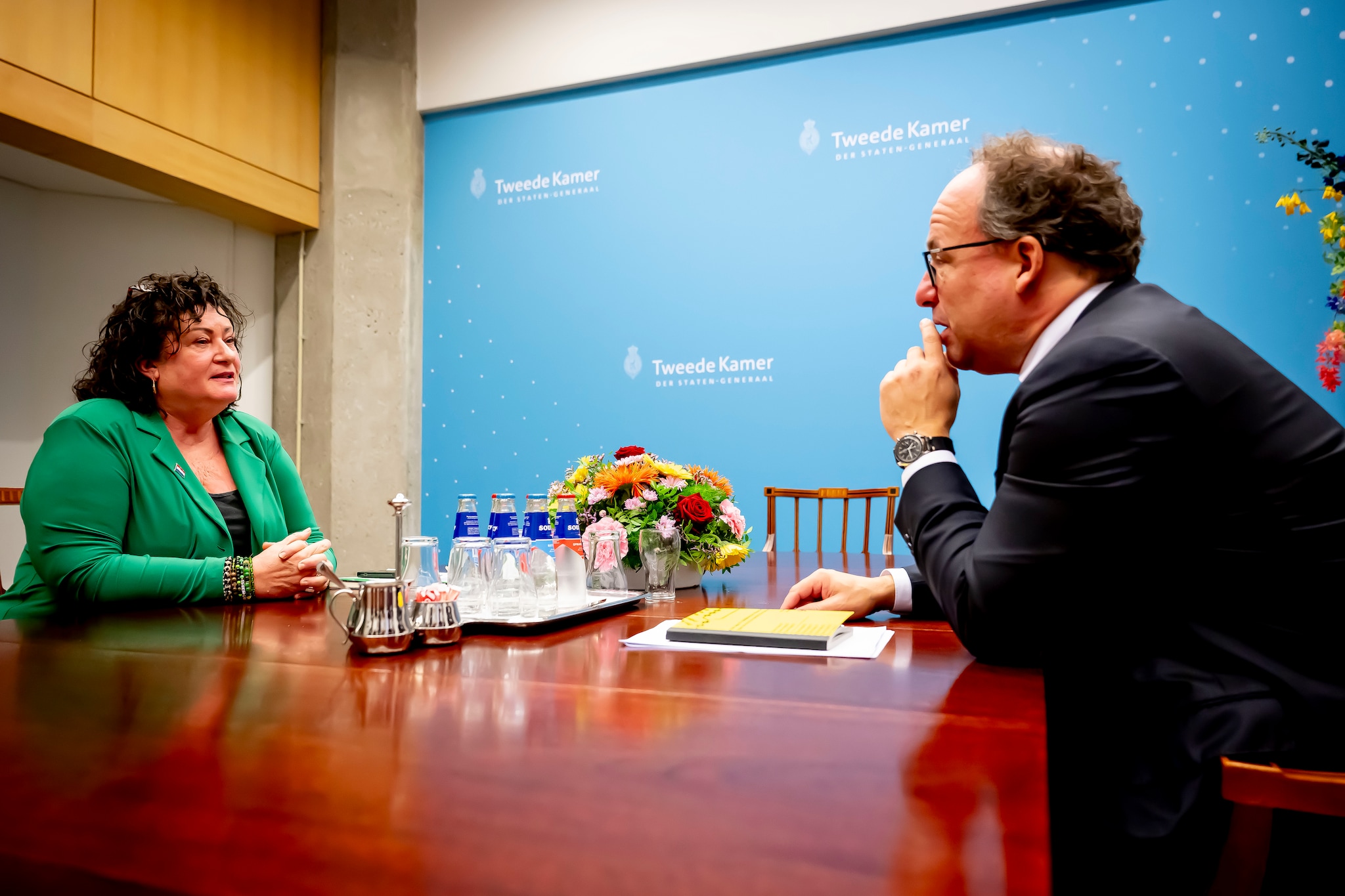 DEN HAAG - Caroline van der PLas BBB .Wouter Koolmees verkenner voert gesprekken met de fractievoorzitters in het tweede kamer gebouw in het formatie gebied ROBIN UTRECHT BBB’s Caroline van der Plas in gesprek met verkenner Wouter Koolmees. Foto: Robin Utrecht.