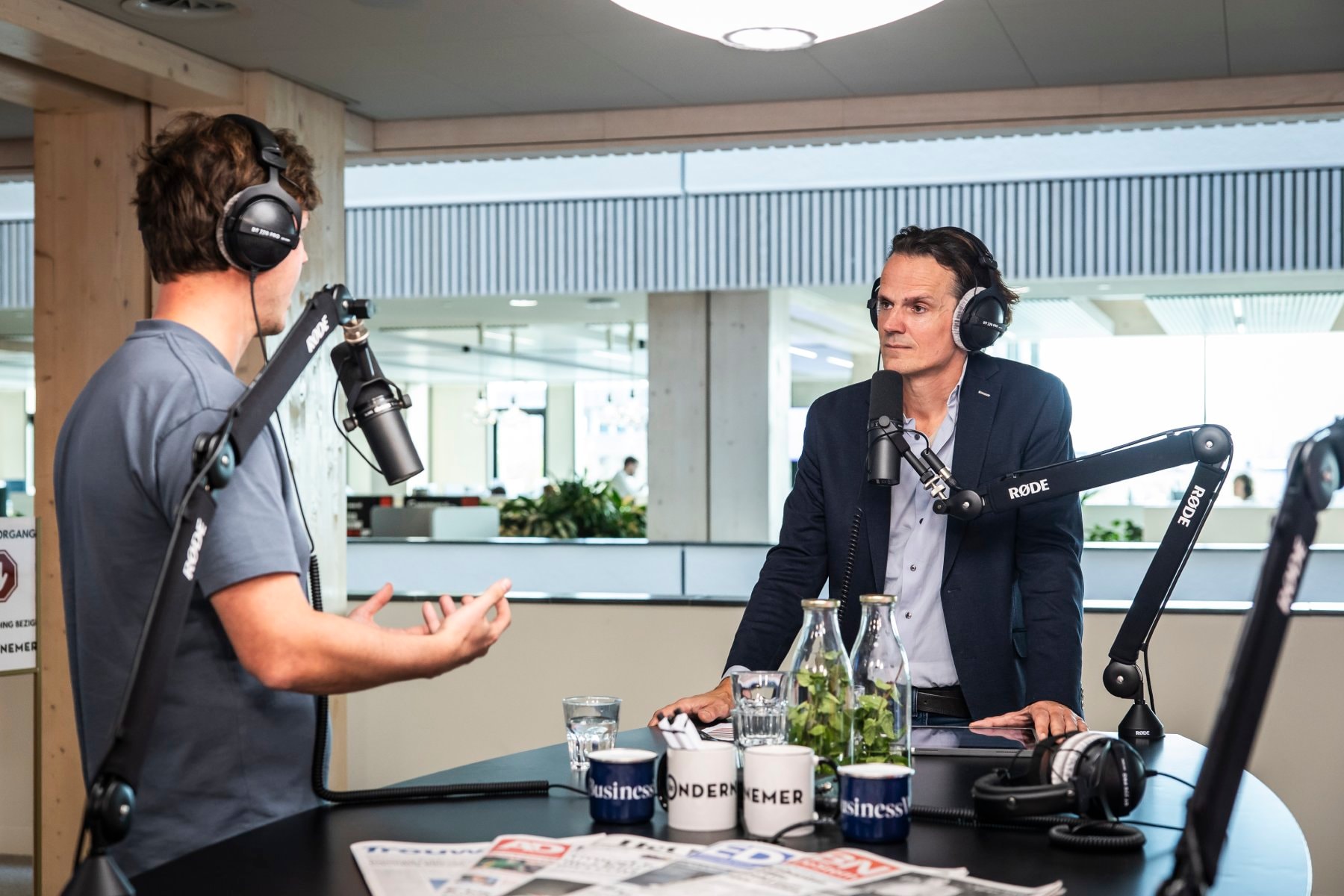 Gerben van Driel is presentator van Move on Up, het radioprogramma van Business Wise.  Gerben van Driel (rechts) in gesprek met Jelmer Borst, in de BusinessWise-radiostudio in Mediavaerr. Foto: Dingena Mol.