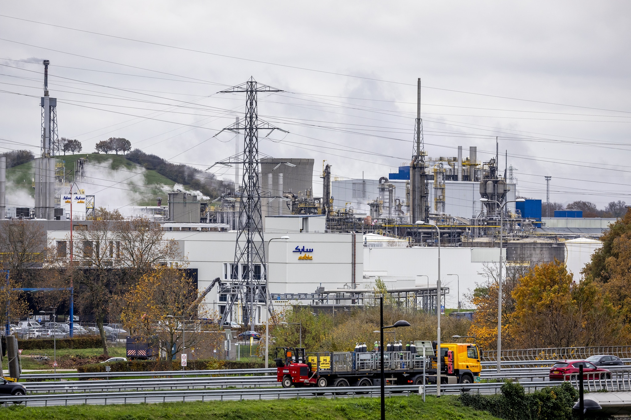 In de industrie moeten veel werknemers hun spullen pakken, ziet vakbond CNV. ANP