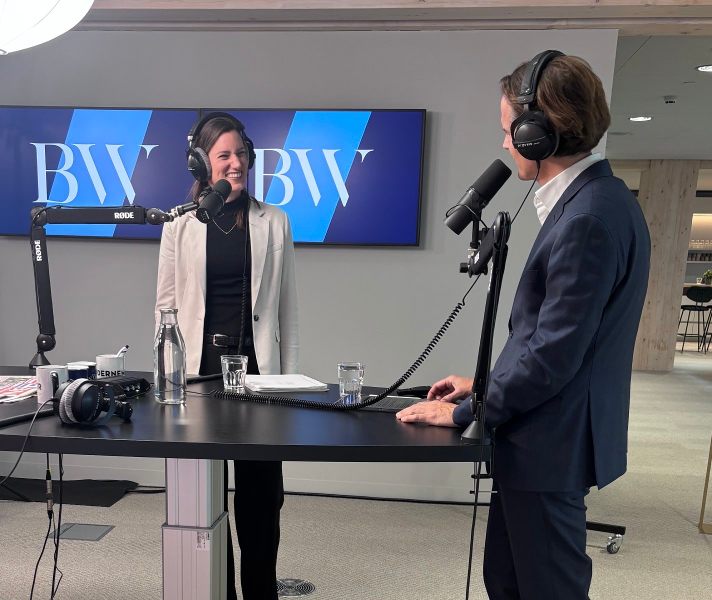 Hedwig Sietsma en Gerben van Driel tijdens de opname van Move on Up, in de BusinessWise-studio in Mediavaert. Hedwig Sietsma en Gerben van Driel tijdens de opname van Move on Up, in de BusinessWise-studio in Mediavaert.