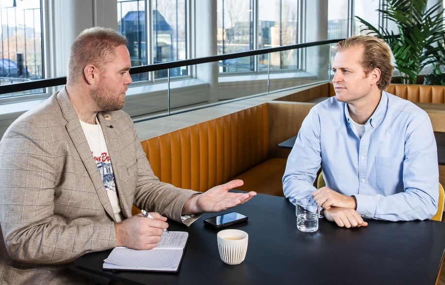 BusinessWise-verslaggever Roland Tameling in gesprek met Friso Kok van Uber. BusinessWise-verslaggever Roland Tameling (links) in gesprek met Friso Kok van Uber. Foto: Dingena Mol.