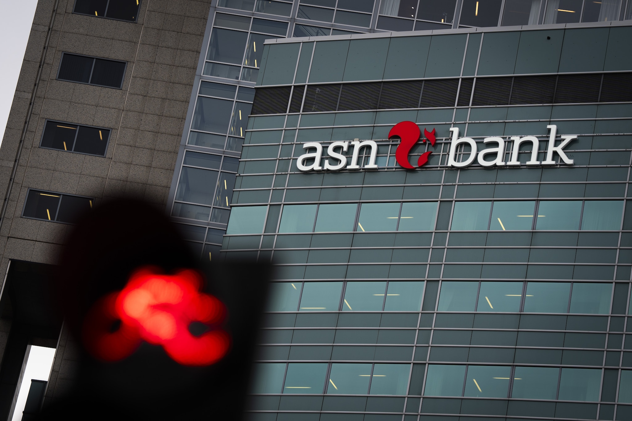 ASN Bank kondigde donderdag aan 850 tot 950 voltijdbanen te schrappen.  ANP