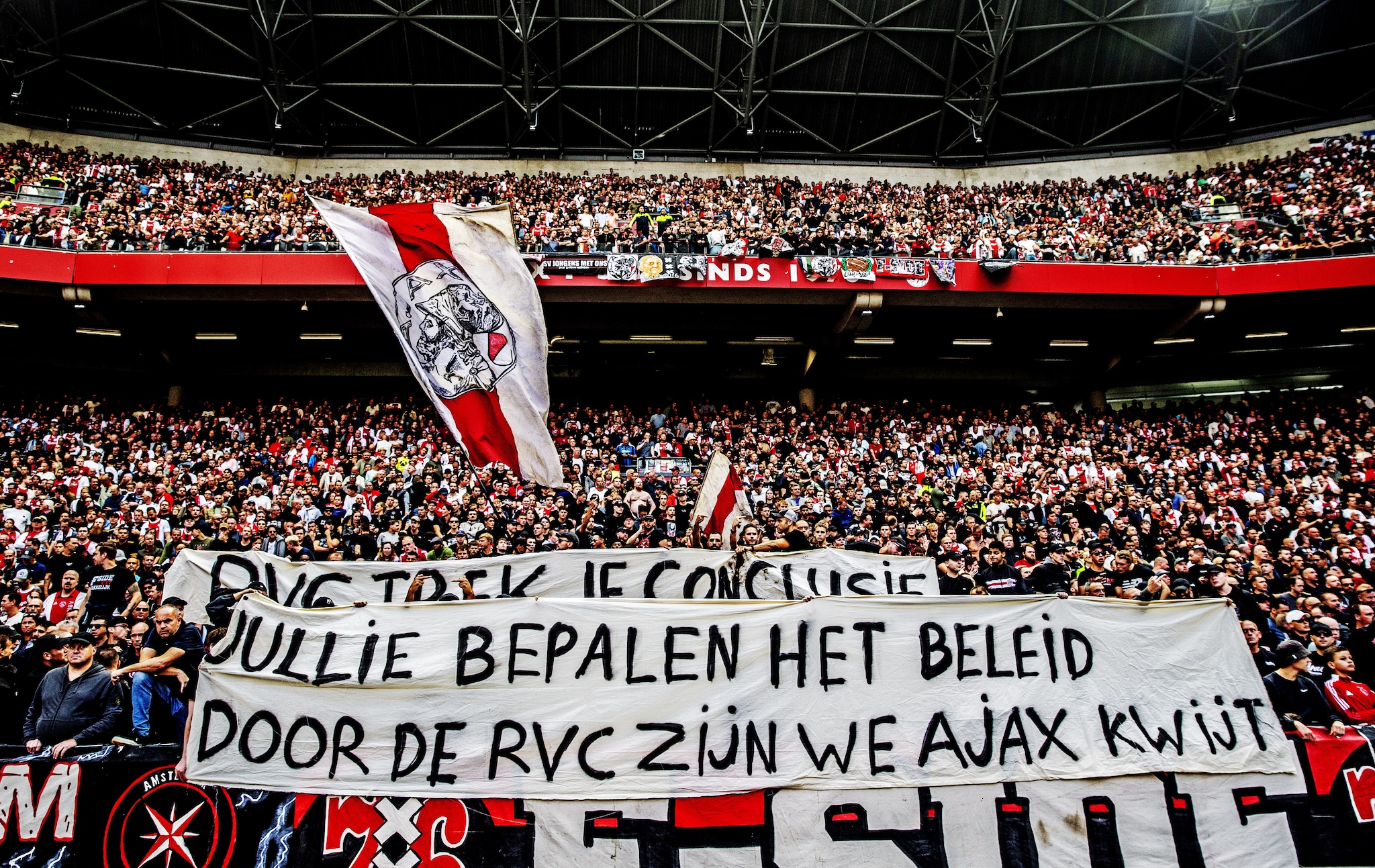 Nederland, Amsterdam, 24-09-2023
Ajax-Feyenoord seizoen 2023/2024 De Klassieker
De Ajax-fans van de F-Side laten hun onvrede blijken over de RVCdie zij weg willen hebben en verantwoordelijk houden voor de slechte prestaties
Foto ; ANP/ Hollandse Hoogte/ Pim Ras Ajax-fans van de F-Side laten hun onvrede blijken over de RVC die zij weg willen hebben en verantwoordelijk houden voor de slechte prestaties. En dan was dit 2023/2024. Foto: ANP/Pim Ras.