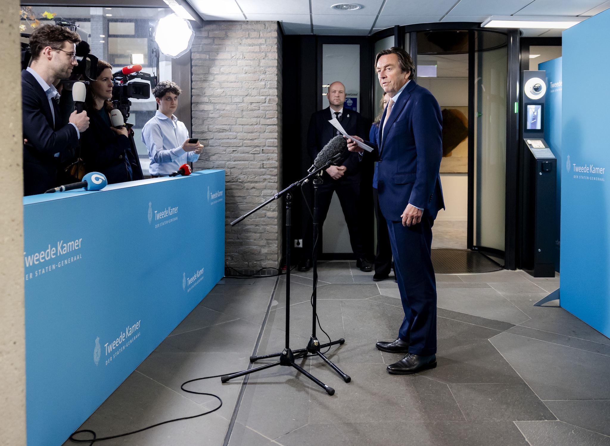 2025-11-14 13:45:26 DEN HAAG - Informateur Hans Wijers (D66) leest een verklaring voor na een gesprek met D66 en CDA over de kabinetsformatie. Wijers stapt op als informateur vanwege "prive-appjes" waar hij mee was geconfronteerd door dagblad NRC. ANP SEM VAN DER WAL Voormalig informateur Wijers (D66) tijdens de persconferentie waarin hij zijn vertrek aankondigde - en dat vanwege een eerder privé-appje. Foto: ANP.