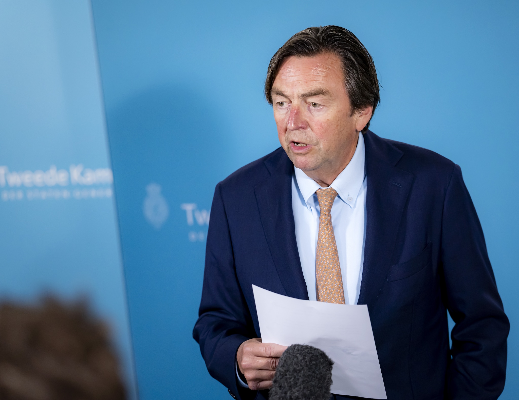 2025-11-14 13:45:59 DEN HAAG - Informateur Hans Wijers (D66) leest een verklaring voor na een gesprek met D66 en CDA over de kabinetsformatie. Wijers stapt op als informateur vanwege "prive-appjes" waar hij mee was geconfronteerd door dagblad NRC. ANP SEM VAN DER WAL Voormalig informateur Wijers (D66) leest een verklaring voor na een gesprek met D66 en CDA over de kabinetsformatie. Wijers stapt op als informateur vanwege prive-appjes waar hij mee was geconfronteerd door NRC. Foto: ANP.