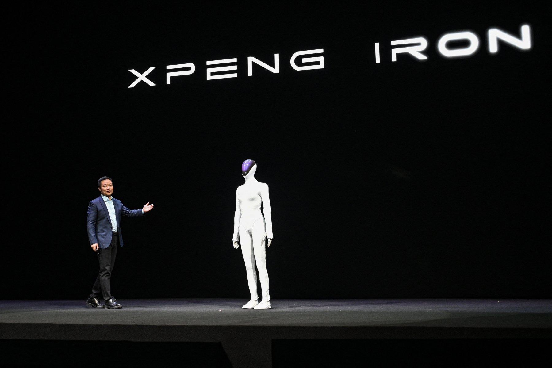 He Xiaopeng, cofounder and chairman of Chinese electric vehicle maker Xpeng, launches Xpeng's next-gen Iron humanoid robot during AI Day press conference at its headquarter in Guangzhou, in southern China's Guangdong province on November 5, 2025. 
Jade GAO / AFP XPeng-CEO He Xiaopeng presenteerde niet alleen een nieuw elektrisch automodel, de X9, maar bovenal een eigen humanoid robot: Iron. Foto: ANP/AFP.