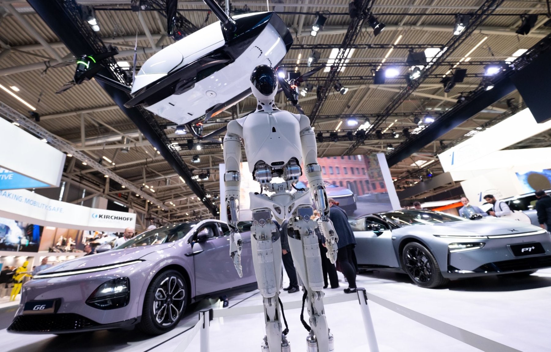 10 September 2025, Bavaria, Munich: A robot, an air cab and vehicles from Chinese car manufacturer XPENG will be on display during the International Motor Show (IAA Mobility). The IAA Mobility 2025 will take place in Munich from September 9-14, 2025. Photo: Sven Hoppe/dpa De IAA Mobility Show in München, waar XPeng vooral niet alleen haar nieuwe elektrische automodellen liet zien. Foto: ANP / DPA.
