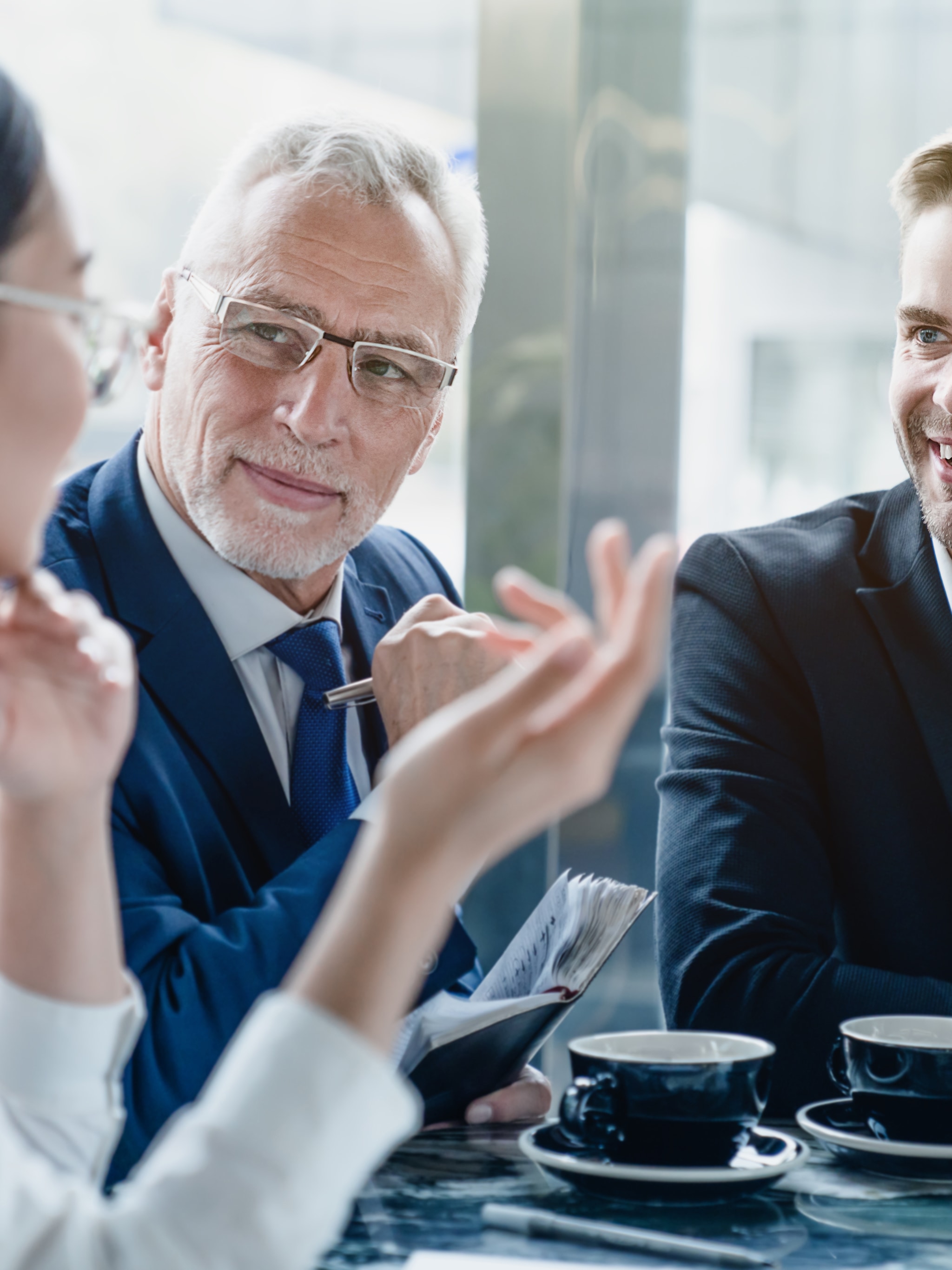 geen verschillende managementlagen maar een platte hierarchie de voor en nadelen op een rij