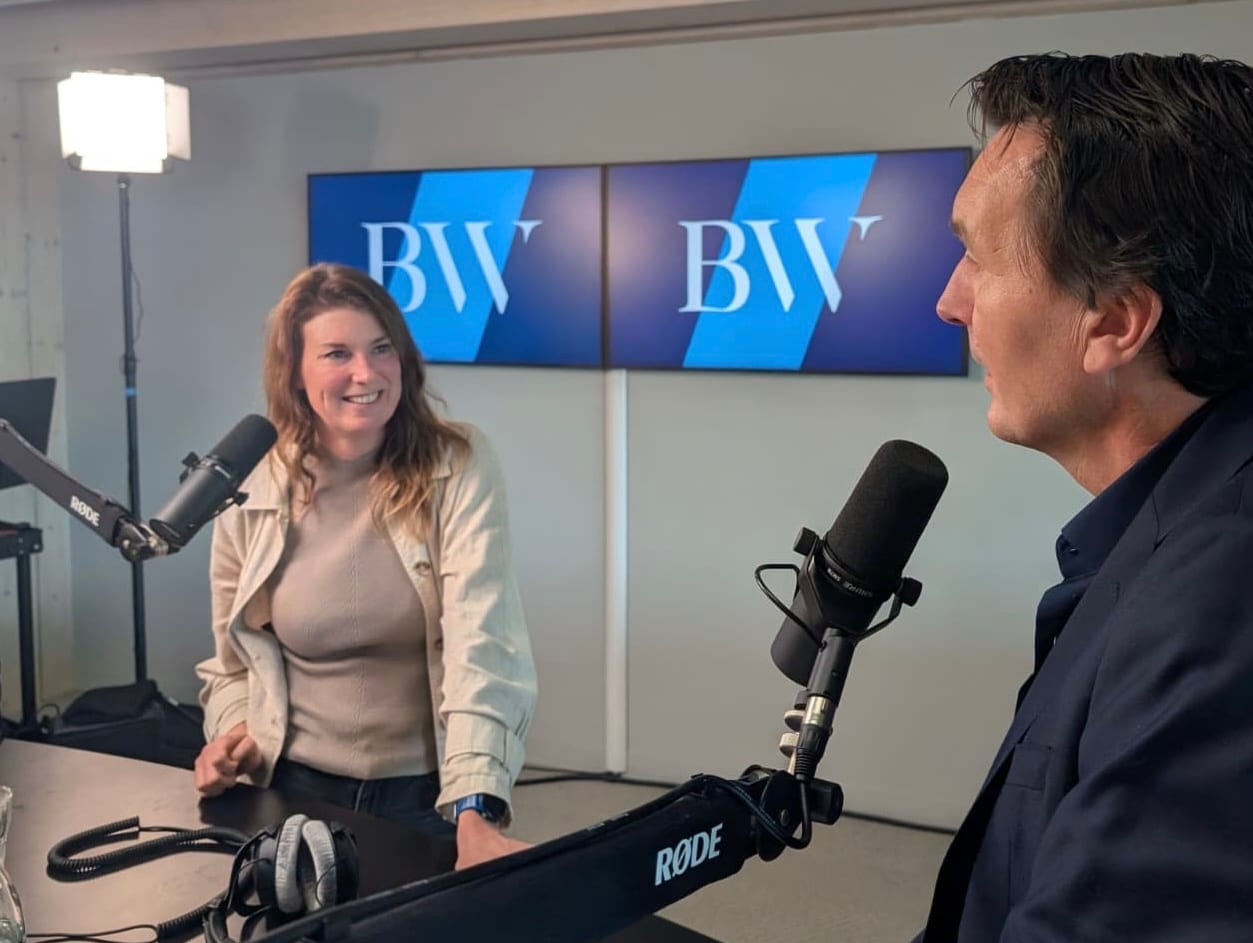 Anneke Kamphuis in At the Top, met Paul van Riessen. Foto: BusinessWise Anneke Kamphuis in At the Top, met Paul van Riessen, was live op radio te horen maar is ook een van de bestbeluisterde BusinessWise-podcasts in 2025. Foto: Dingena Mol.