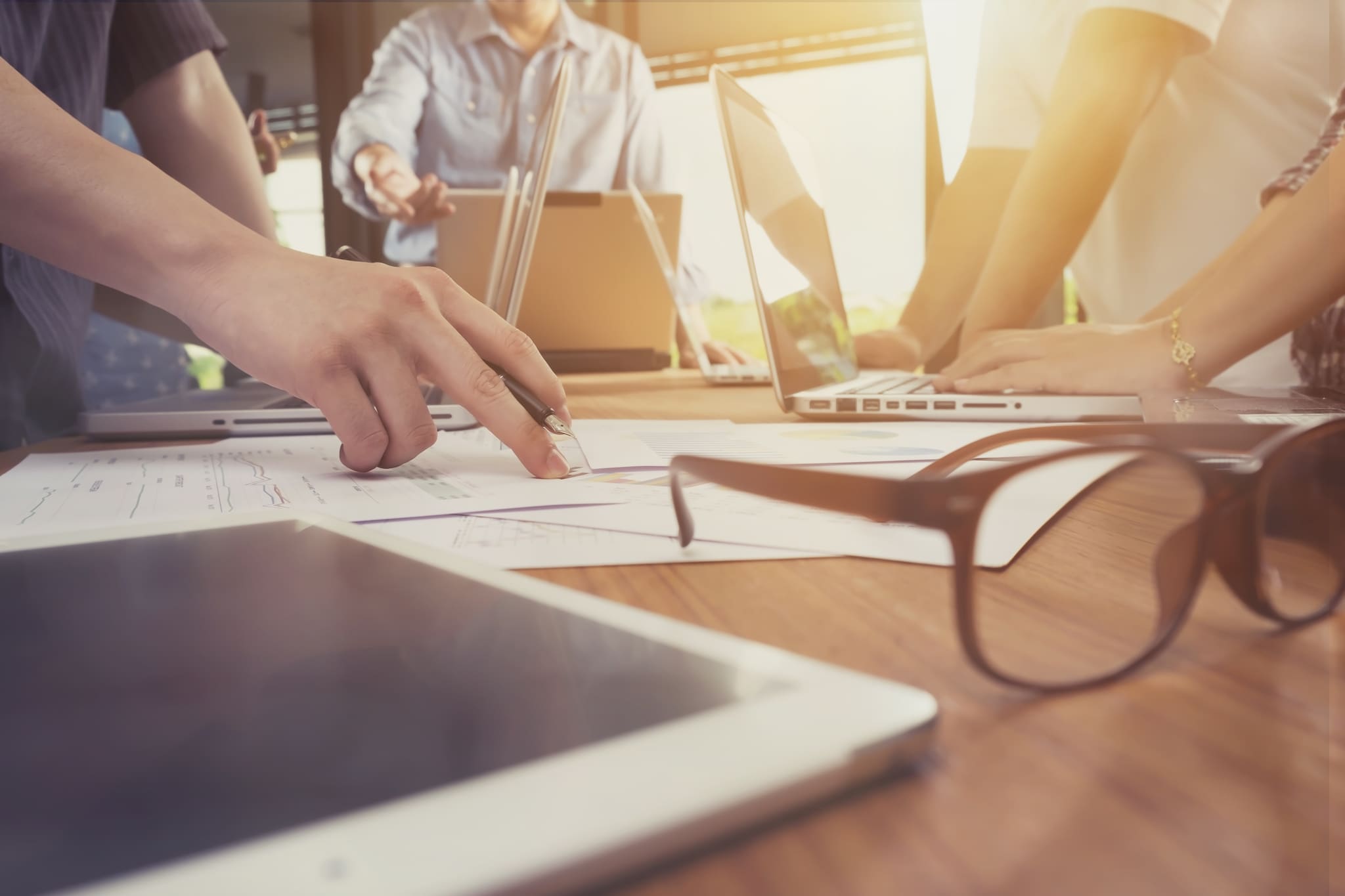 Er komt een tafel. Een grote, stevige tafel waar het hele team omheen past. Foto: Shutterstock. ‘In 2026 win je niet met de beste AI-tools. Je wint met de mensen die blijven als het moeilijk wordt’, schrijft Jan van der Spoel. Daarom: om de tafel met z’n allen. Foto: Shutterstock.