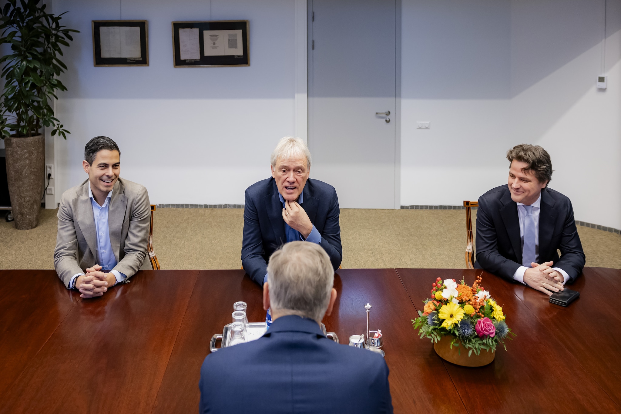 2025-11-21 10:32:44 DEN HAAG - Rob Jetten (D66), Peter Wennink, adviseur versterking investeringsklimaat en verdienvermogen, informateur Sybrand van Haersma Buma (CDA) en Henri Bontenbal (CDA) tijdens een formatiegesprek. De informateur spreekt met D66, CDA en experts over het thema economie, energie en klimaat. ANP SEM VAN DER WAL Rob Jetten, Peter Wennink, voormalig informateur Sybrand van Haersma Buma en Henri Bontenbal tijdens een formatiegesprek. Foto: ANP.