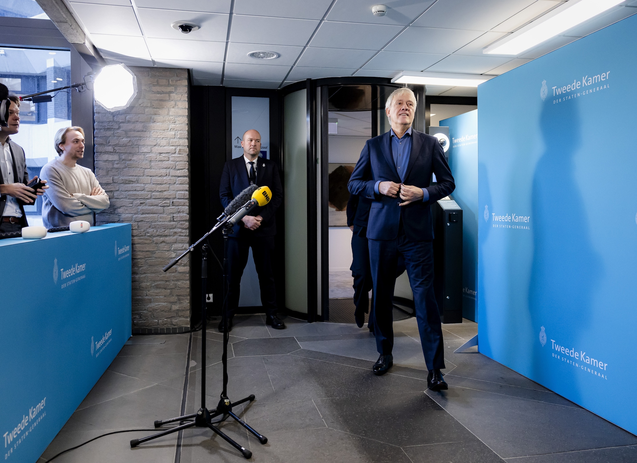 2025-11-21 11:29:48 DEN HAAG -  Peter Wennink, adviseur versterking investeringsklimaat en verdienvermogen, vertrekt na een gesprek met informateur Sybrand van Haersma Buma (CDA). De informateur spreekt met D66, CDA en experts over het thema economie, energie en klimaat. ANP SEM VAN DER WAL Kabinetsadviseur Peter Wennink. Foto: ANP