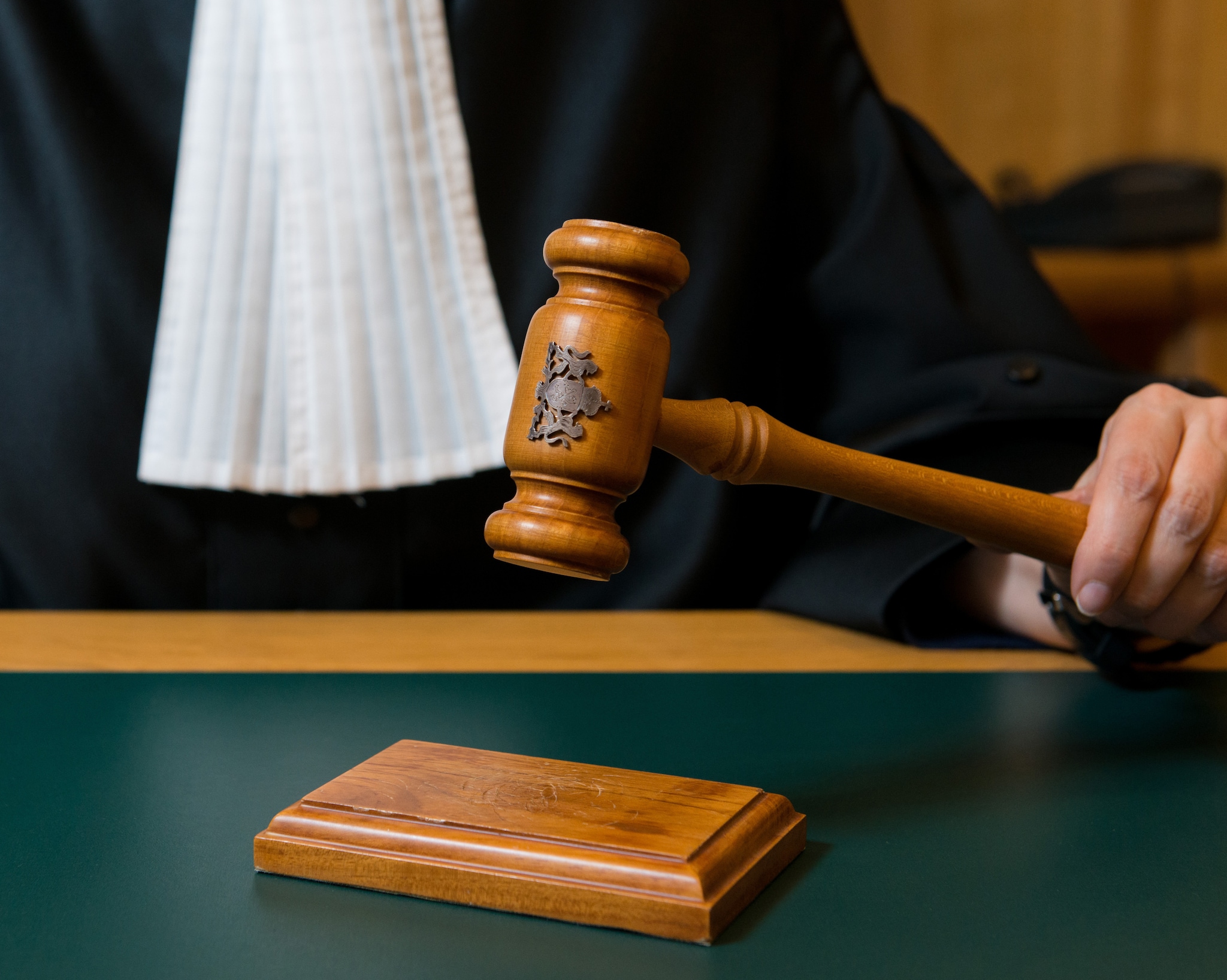 ILLUSTRATIE - Een rechter slaat met een hamer na de uitspraak van een vonnis. ANP  ROOS KOOLE ‘En dit is mijn besluit, en daar zult u het mee moeten doen’. Foto: ANP.