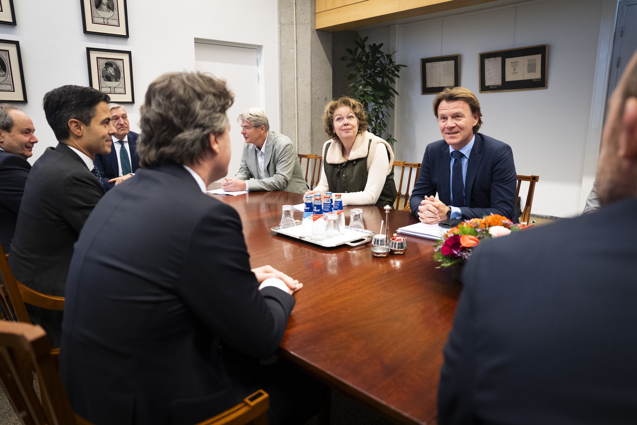 2025-11-24 14:33:01 DEN HAAG - Henri Bontenbal (CDA) en Rob Jetten (D66) spreken samen met informateur Sybrand van Haersma Buma met (VLNR) Dick Koerselman, interim-voorzitter FNV, Ingrid Thijssen, voorzitter VNO-NCW en Kim Putter, voorzitter SER. De informateur spreekt met D66 en CDA over de financiën en hoe hun plannen betaald kunnen worden. ANP JEROEN JUMELET Ingrid Thijssen (midden) sprak vandaag ook met informateur Buma. Op de foto ook Henri Bontenbal en Rob Jetten, informateur Sybrand van Haersma Buma, Dick Koerselman (FNV) en Kim Putter (SER) Foto: ANP.