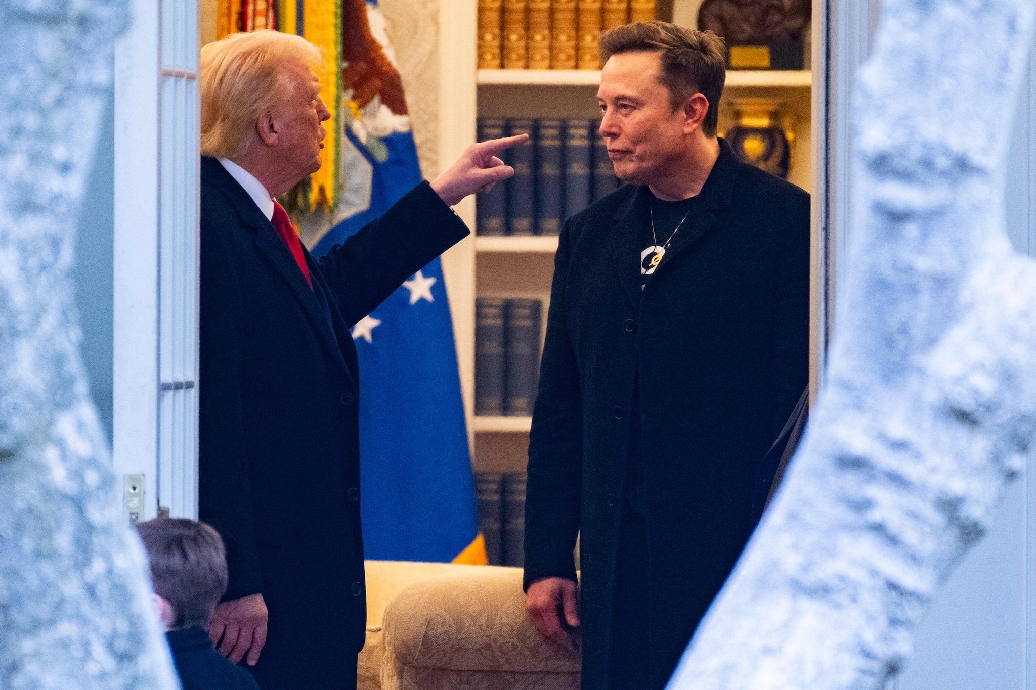TOPSHOT - AFP PICTURES OF THE YEAR 2025

US President Donald Trump and Elon Musk (R) speak before departing the White House on his way to his South Florida home in Mar-a-Lago in Florida on March 14, 2025.. Trump is spending the weekend at his Florida Mar-a-Lago resort. (Photo by ROBERTO SCHMIDT / AFP) / AFP PICTURES OF THE YEAR 2025 Maart 2025: dit lijkt een stevig gesprek tussen Donald Trump en Elon Musk. Foto: AFP.