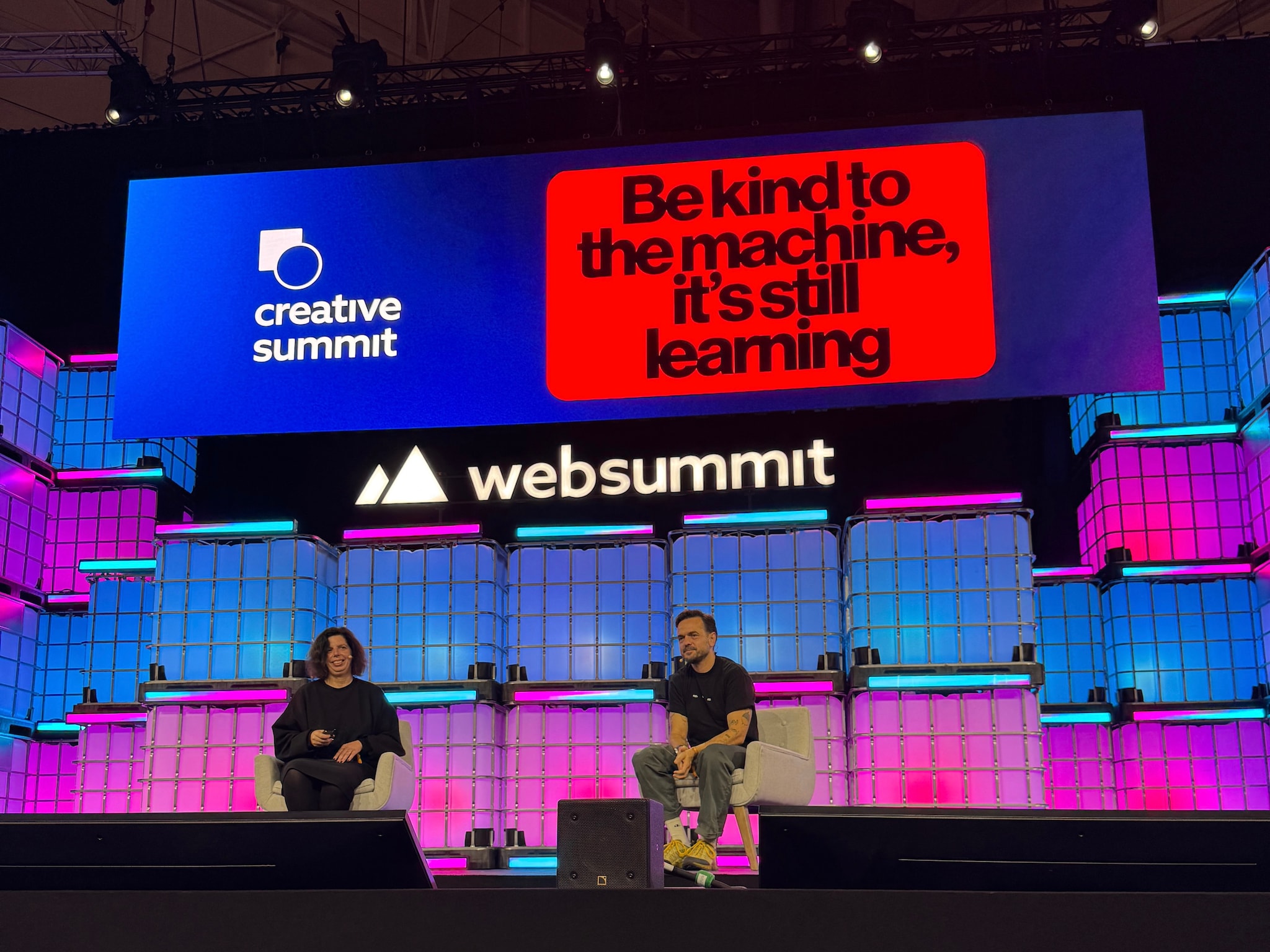 Wouter Dirks en Liza Enebeis van Studio Dumbar op de WebSummit in Lissabon. Foto: Studio Dumbar  Wouter Dirks en Liza Enebeis van Studio Dumbar op de WebSummit in Lissabon. Foto: Studio Dumbar