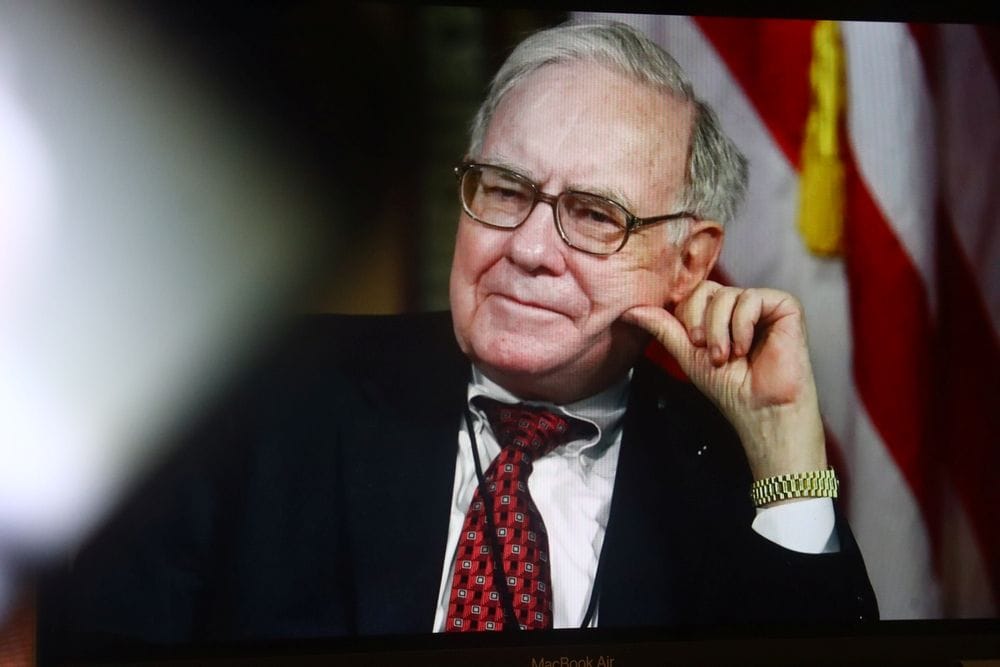 Warren Buffet: binnen acht jaar gaan zijn miljarden naar familiestichtingen en opmerkelijk, níet naar zijn boezemvriend Bill Gates.