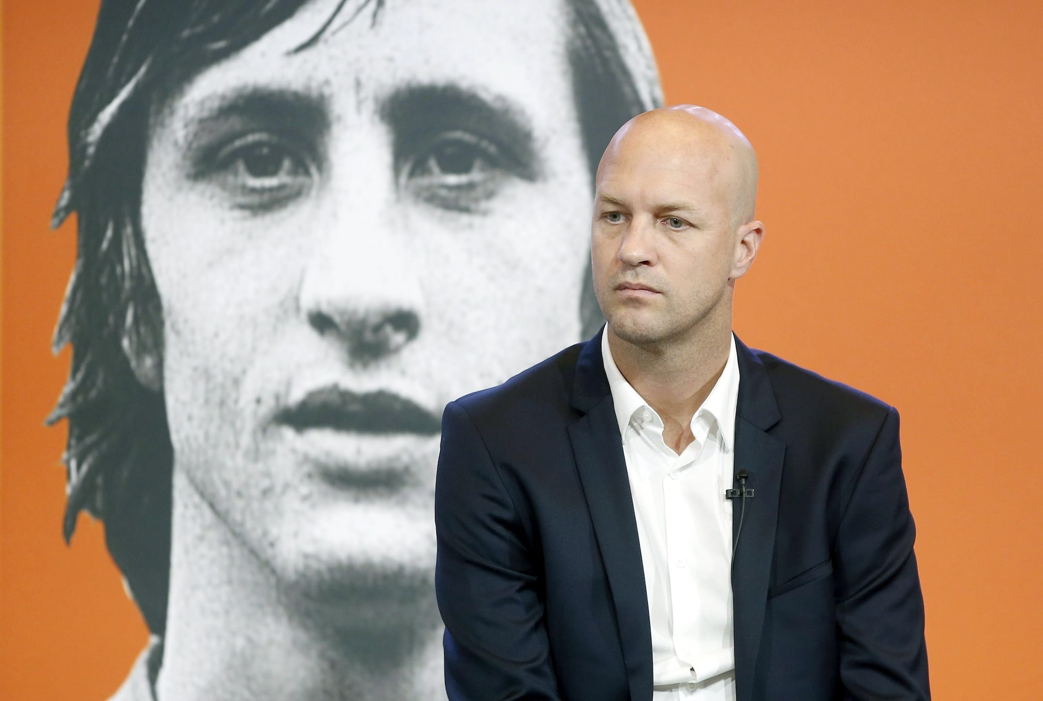 epa05579519 Johan Cruyff's son Jordi Cruyff attends the presentation of the book '14', on the life of Johan Cruyff, at Camp Nou stadium in Barcelona, north-eastern Spain, 10 October 2016. Dutch soccer legend Johan Cruyff died in Barcelona on 24 March 2016.  EPA/ANDREU DALMAU Een mogelijke directiefunctie voor Jordi Cruijff bij het beursgenoteerde Ajax. Foto: ANP / EPA
