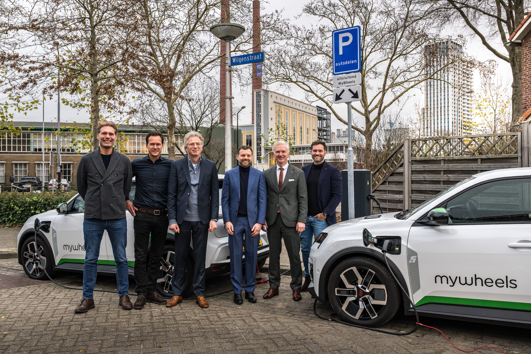 V.l.n.r. Laurens van de Vijver (CEO MyWheels), Maarten Venselaar (Portefeuilleregisseur Mobiliteit Enexis), Robin Berg (CEO We Drive Solar), Marco Knoot (Marketing Director Renault Group Nederland), Robert Strijk (wethouder Mobiliteit gemeente Eindhoven), Rik Thijs (wethouder Klimaat en Energie gemeente Eindhoven) http://vandervaartphotography.com/