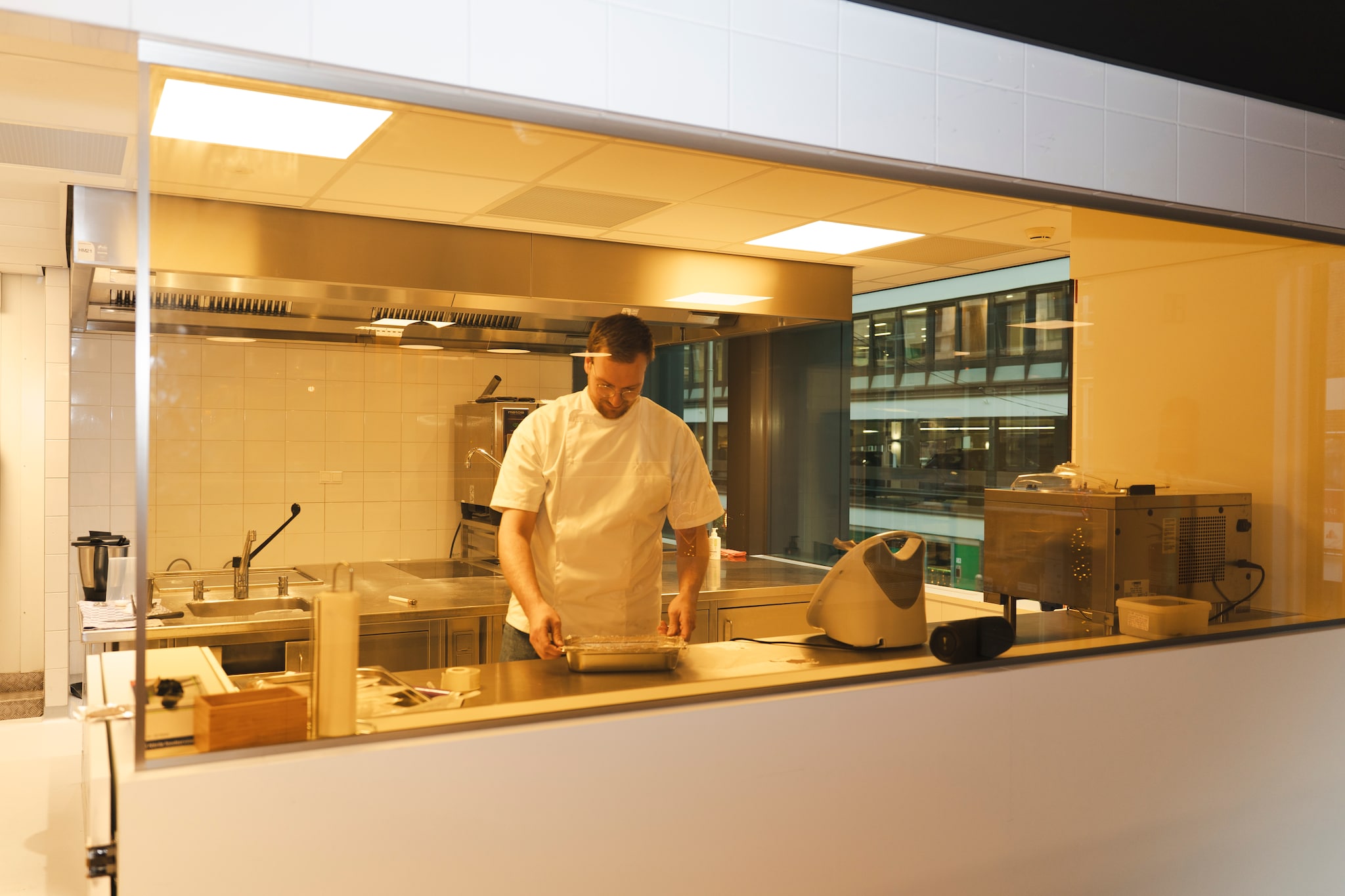 De ijsjeskeuken in het nieuwe hoofdkantoor van Magnum in Amsterdam. De ijsjeskeuken in het nieuwe hoofdkantoor van Magnum in Amsterdam. Foto: Jasmijn Hoogmolen/AD.