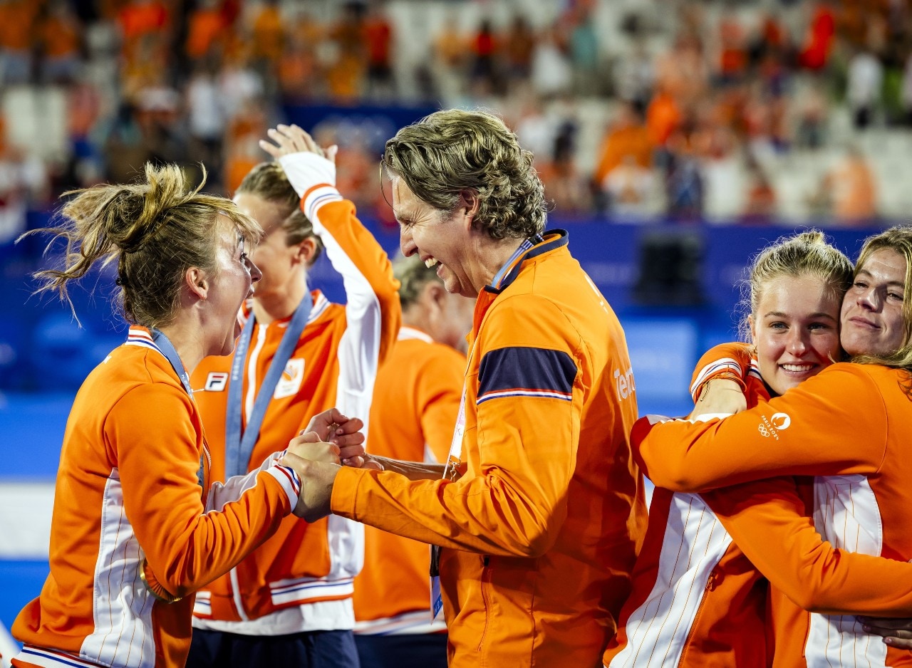 TeamNL Chef de Mission Pieter van den Hoogenband juicht, na de hockeyfinale van de vrouwen in Parijs: goud. Ook TeamNL’s Chef de Mission Pieter van den Hoogenband viert feest, na de gewonnen hockeyfinale van de vrouwen in Parijs: goud.