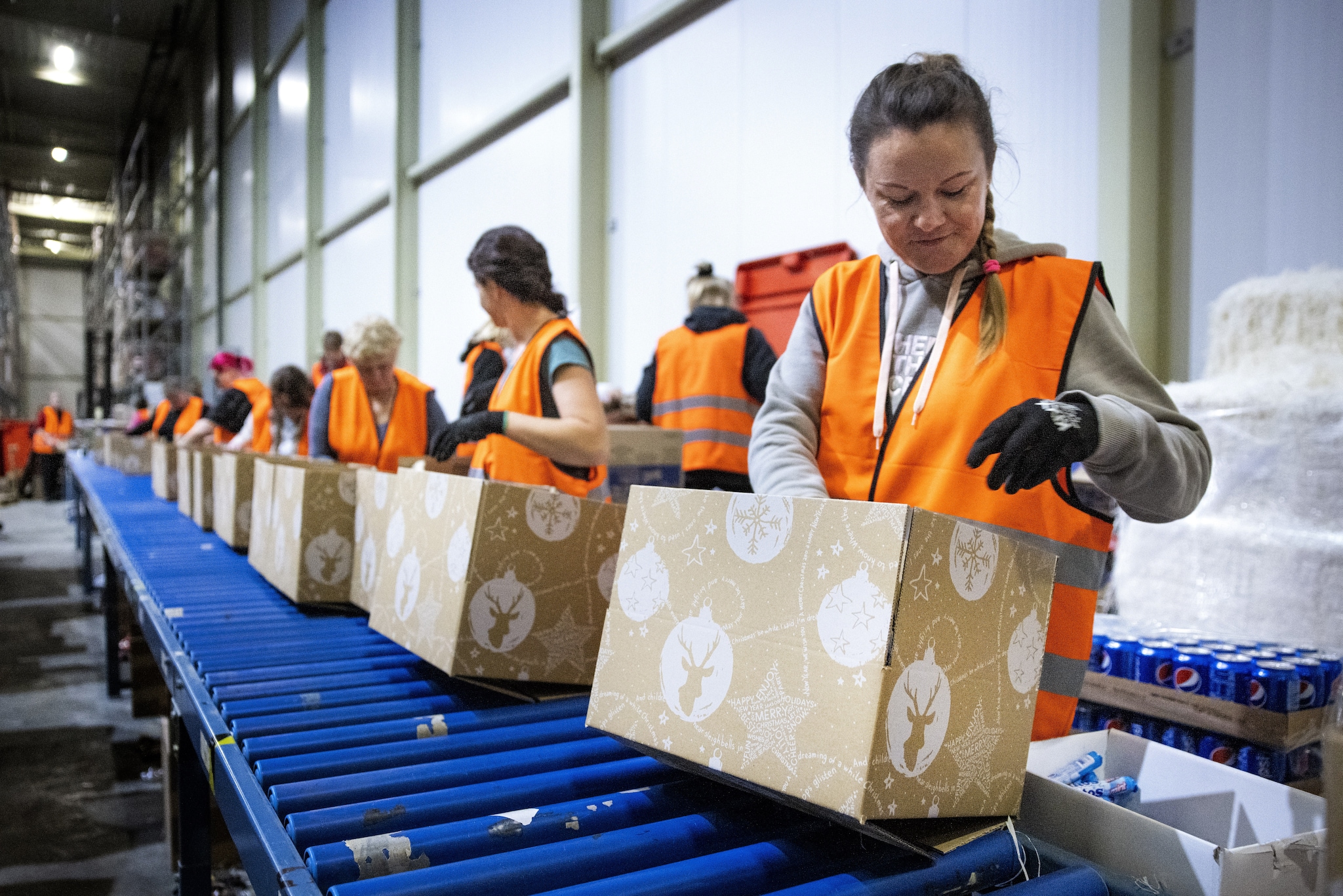 Medewerkers van Kerstpakketten.nl. zijn bezig in de inpakcentrale. Met de feestdagen voor de deur is het inpakken van de kerstpakketten in volle gang. Foto: ANP/Ramon van Flymen Medewerkers van Kerstpakketten.nl. zijn bezig in de inpakcentrale. Met de feestdagen voor de deur is het inpakken van de kerstpakketten in volle gang. Foto: ANP/Ramon van Flymen